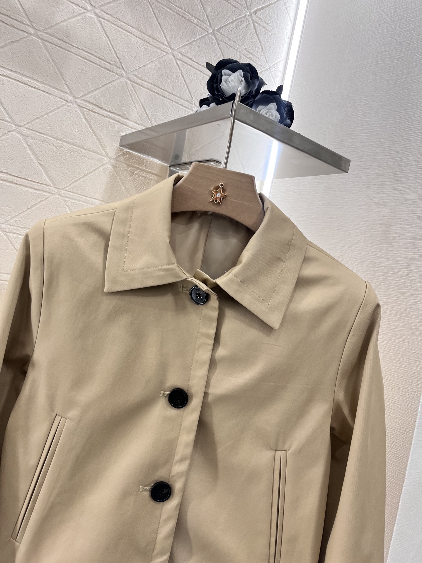 ♥Gucc*♥2025新品上架
    复古外套长裤套装
定制YB进口棉涤材质 舒适微弹 亲肤柔软 翻领