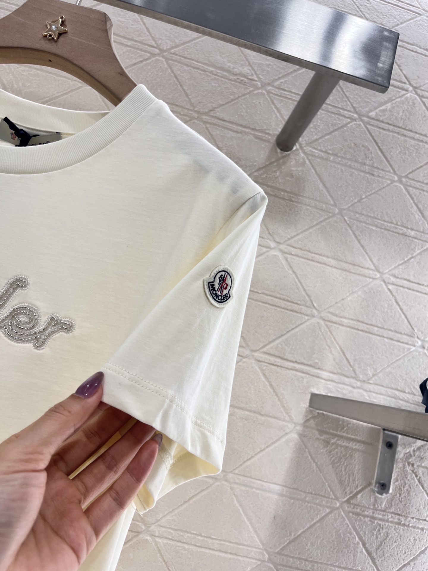 ♥Moncle*♥2025新品上架
      重工刺绣钉珠𝑇𝑒𝑒
定制YB原生全棉材质 透气舒适 质感