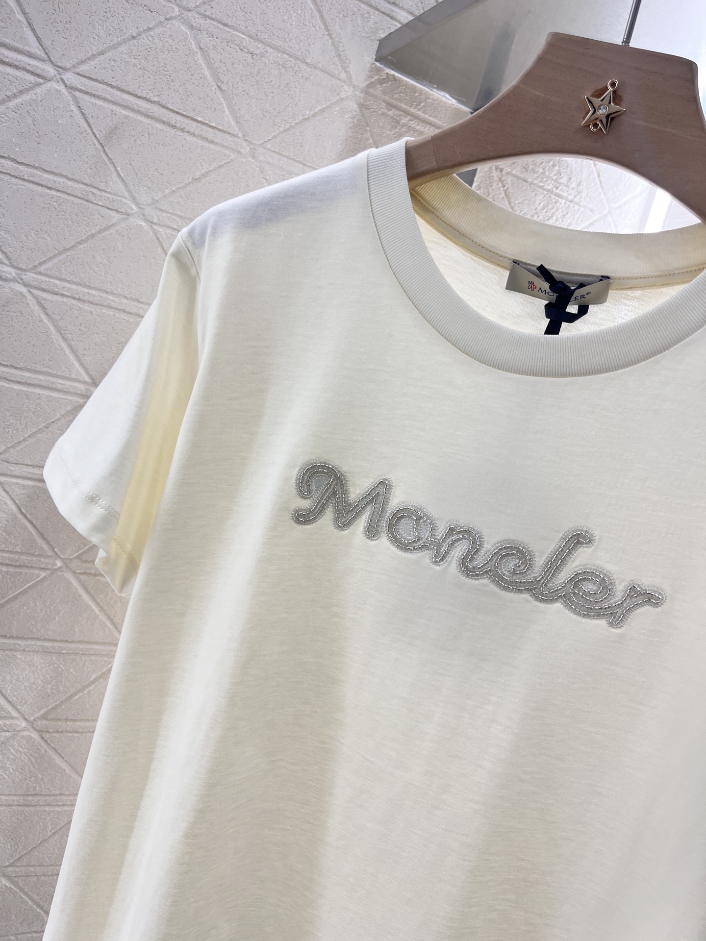 ♥Moncle*♥2025新品上架
      重工刺绣钉珠𝑇𝑒𝑒
定制YB原生全棉材质 透气舒适 质感