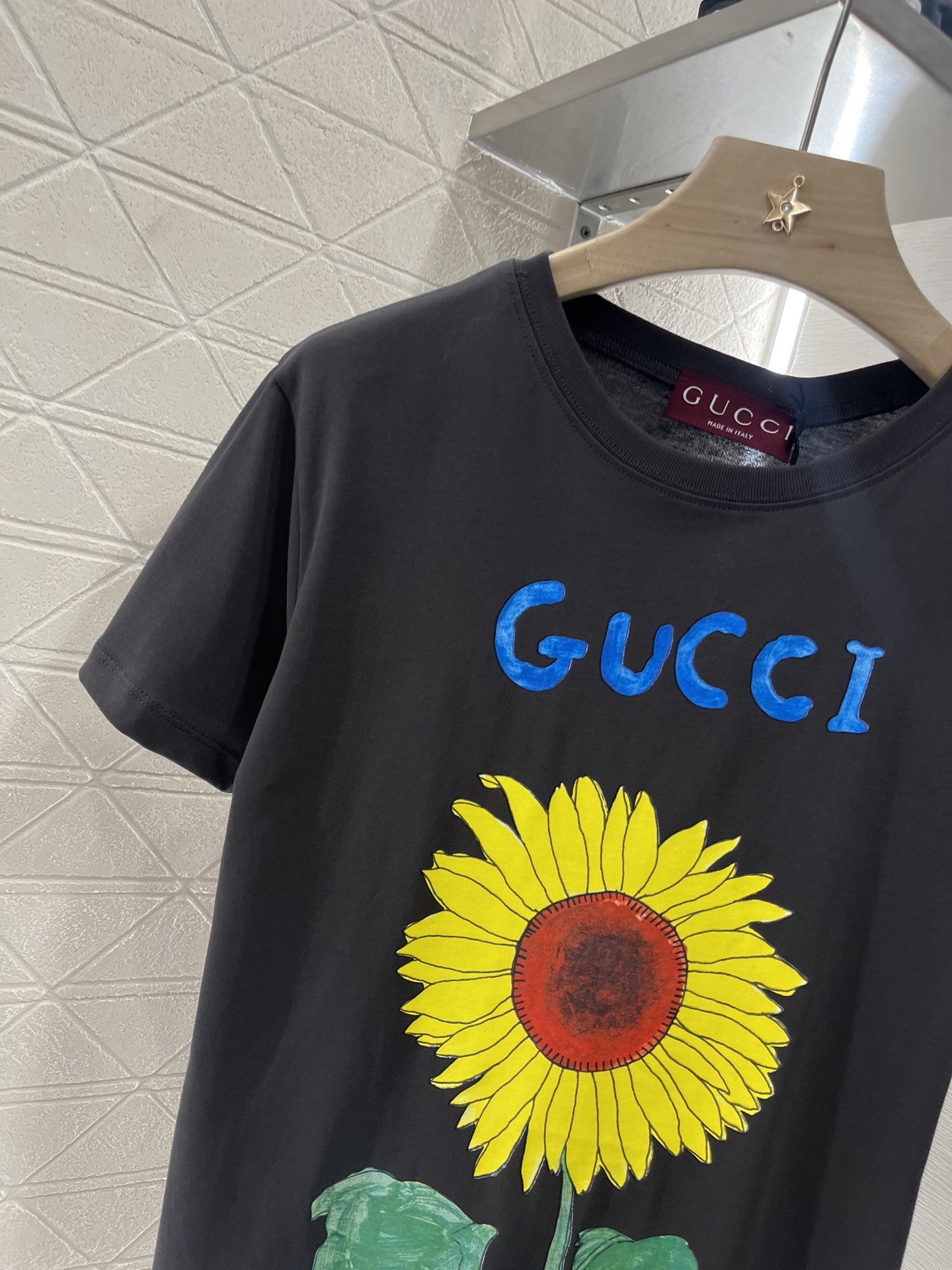 ♥Gucc*♥2025新品上架
     圆领印花卡通𝑇𝑒𝑒
定制YB原生全棉材质 透气舒适 质感十足 