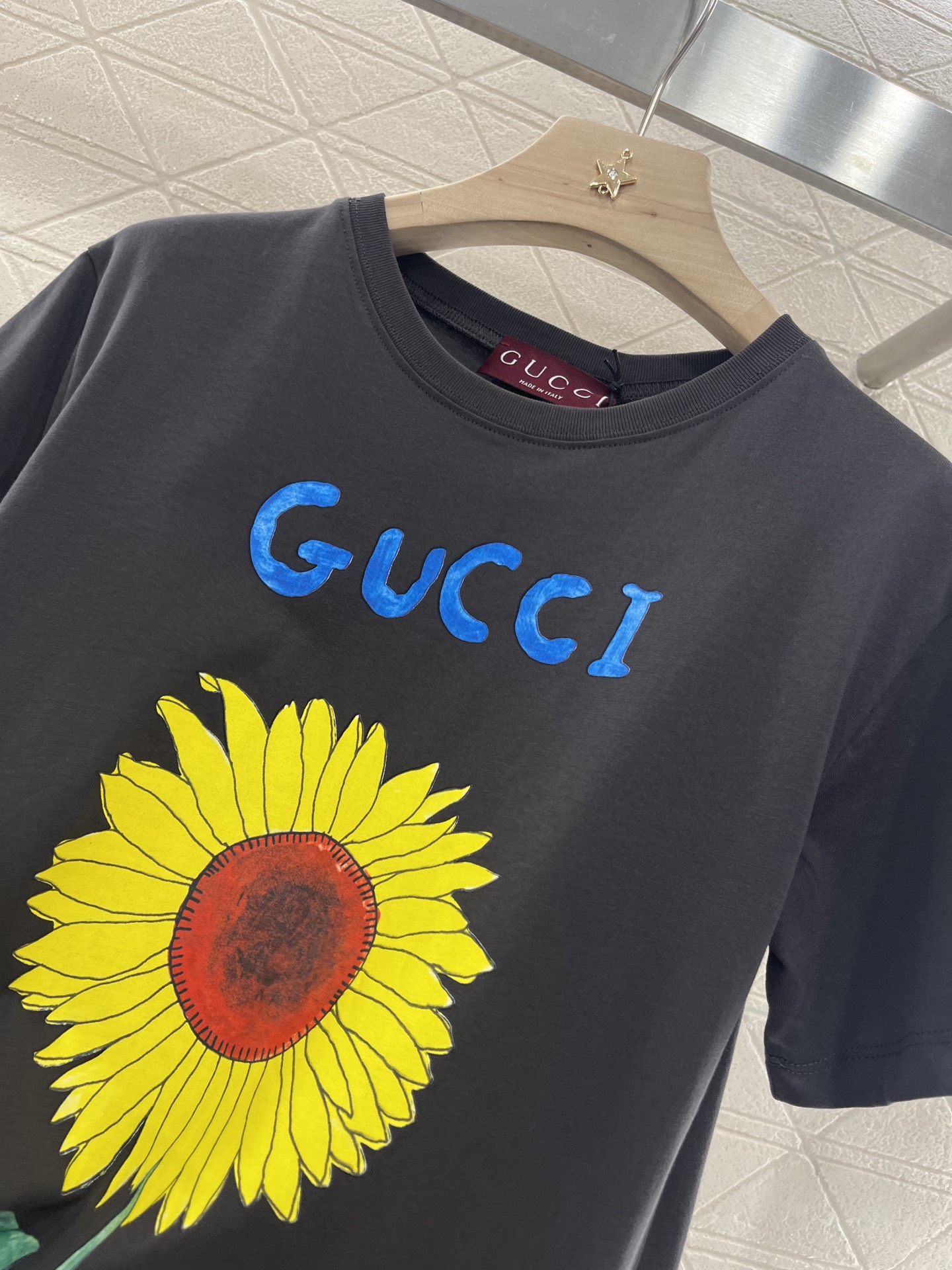 ♥Gucc*♥2025新品上架
     圆领印花卡通𝑇𝑒𝑒
定制YB原生全棉材质 透气舒适 质感十足 