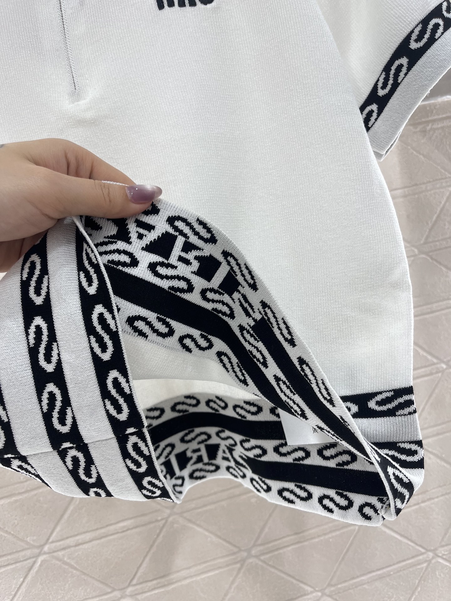 ♥Miumi*♥2025新品上架
     订珠针织短袖
定制YB羊毛纱线织造 还原肌理品相 翻领针织短