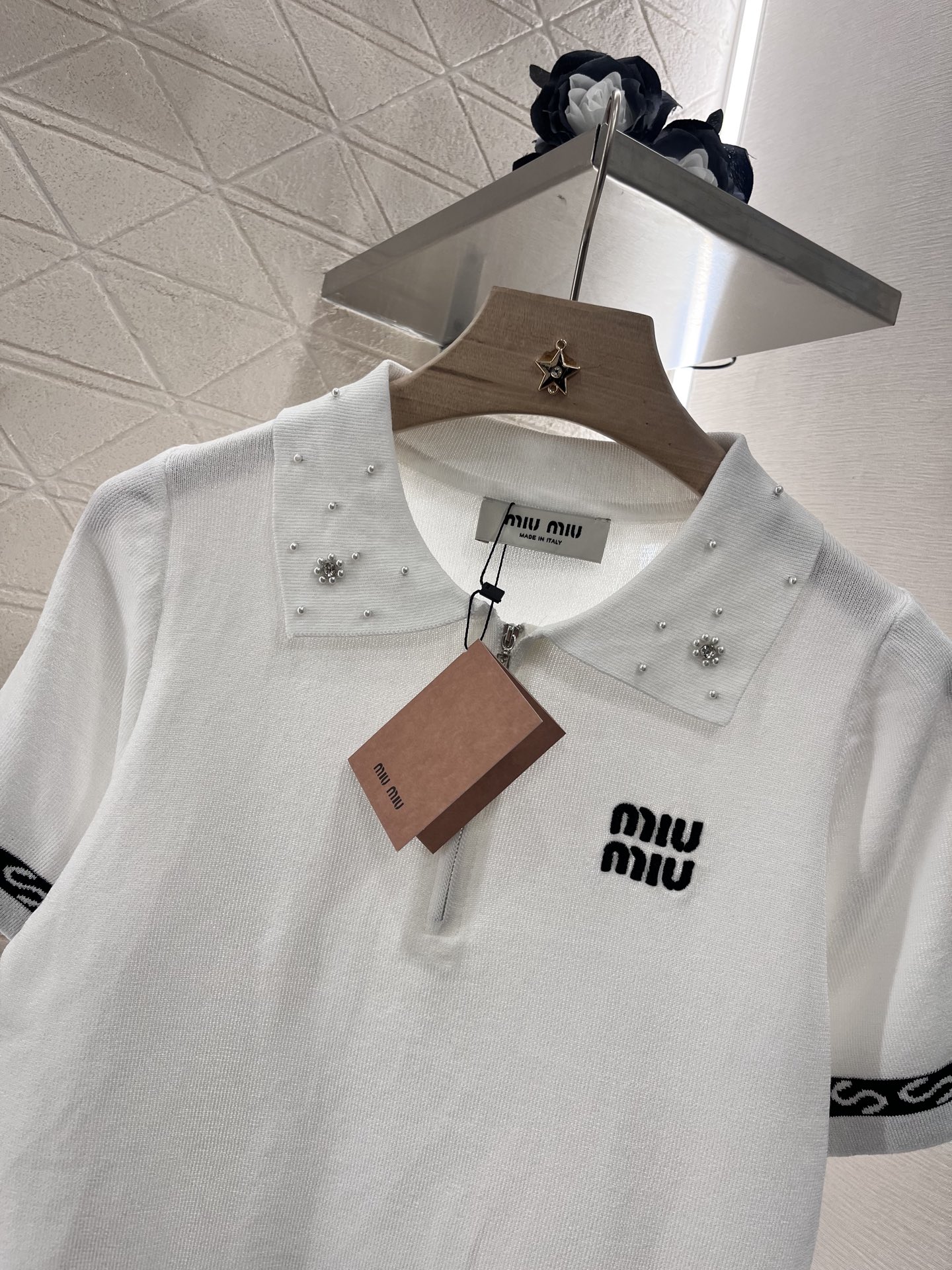 ♥Miumi*♥2025新品上架
     订珠针织短袖
定制YB羊毛纱线织造 还原肌理品相 翻领针织短