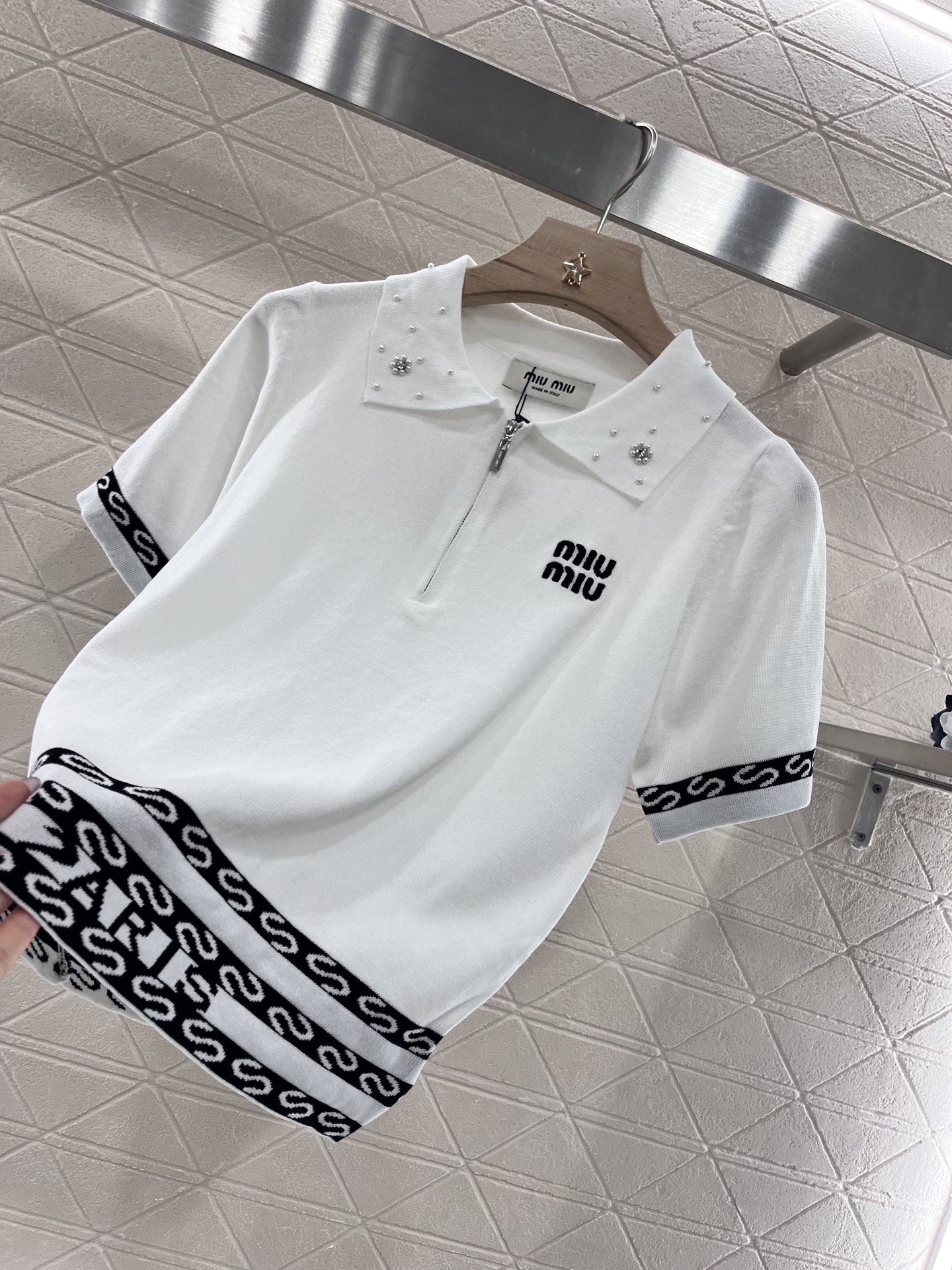 ♥Miumi*♥2025新品上架
     订珠针织短袖
定制YB羊毛纱线织造 还原肌理品相 翻领针织短