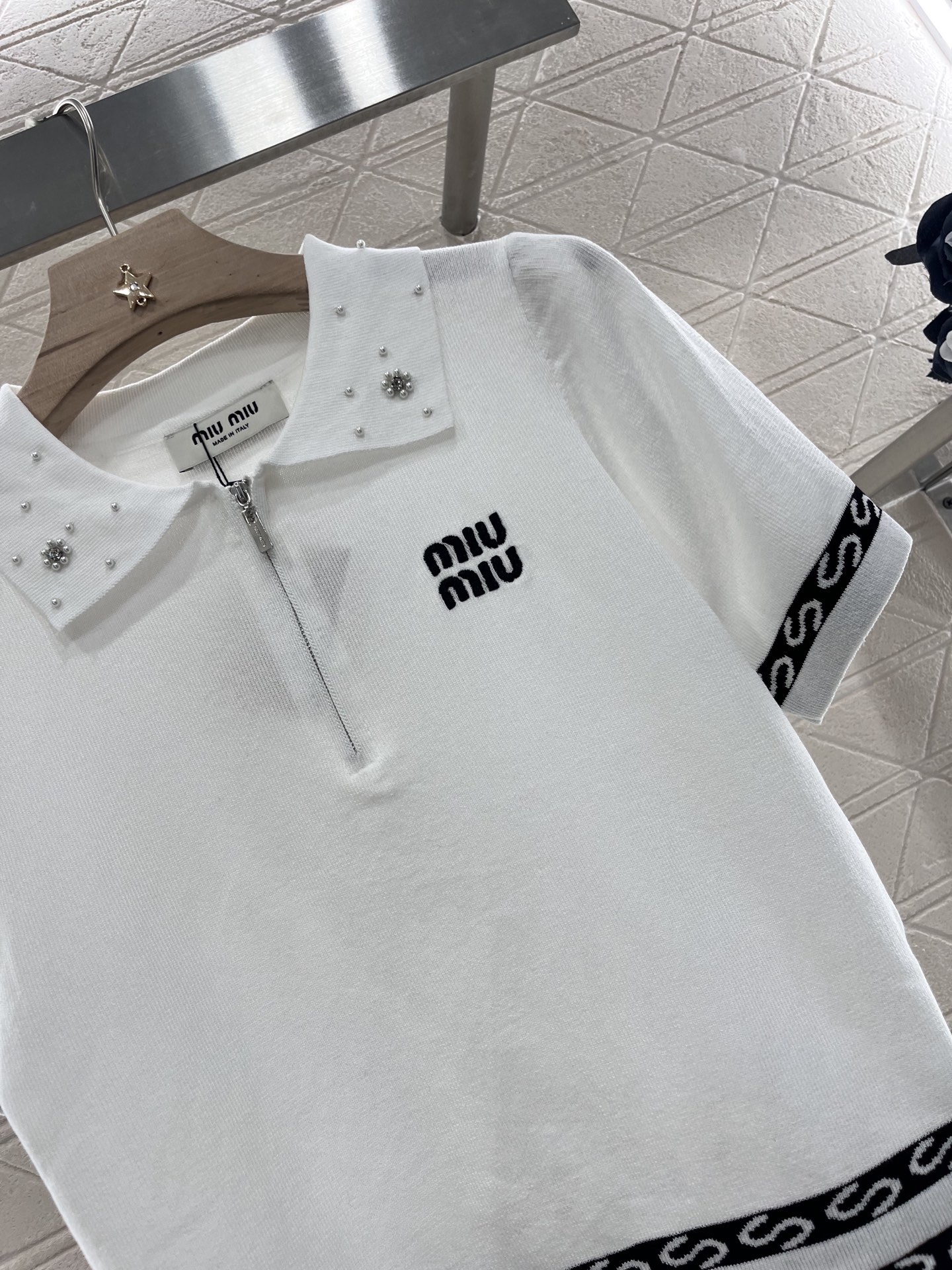 ♥Miumi*♥2025新品上架
     订珠针织短袖
定制YB羊毛纱线织造 还原肌理品相 翻领针织短