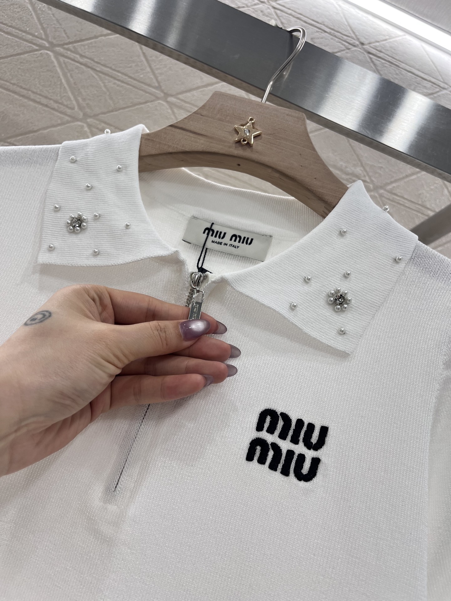 ♥Miumi*♥2025新品上架
     订珠针织短袖
定制YB羊毛纱线织造 还原肌理品相 翻领针织短