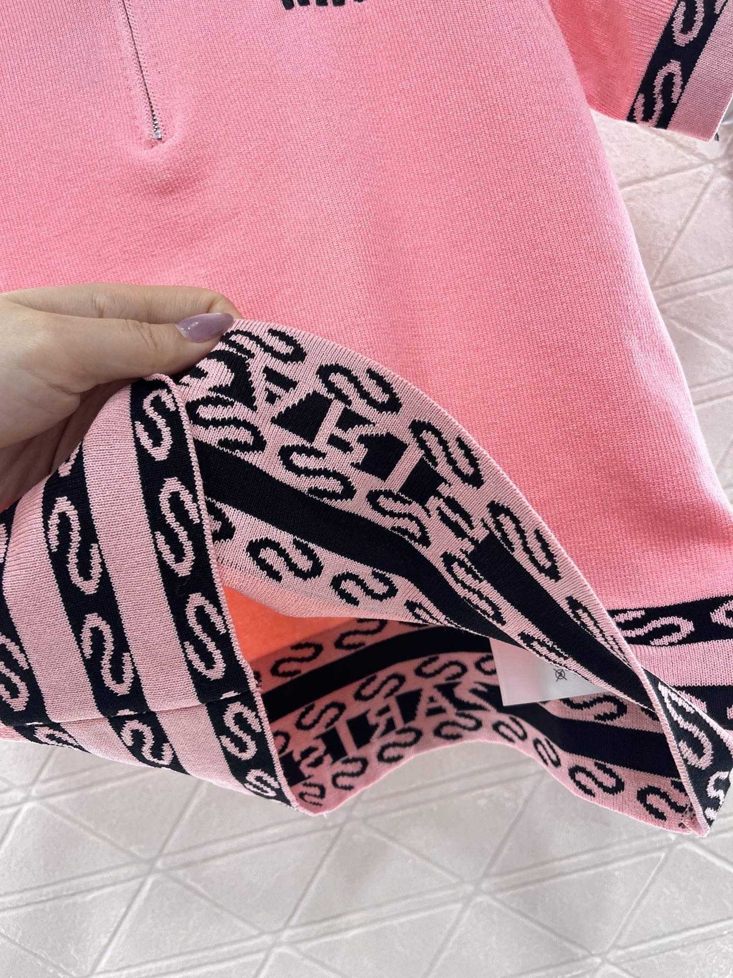 ♥Miumi*♥2025新品上架
     订珠针织短袖
定制YB羊毛纱线织造 还原肌理品相 翻领针织短