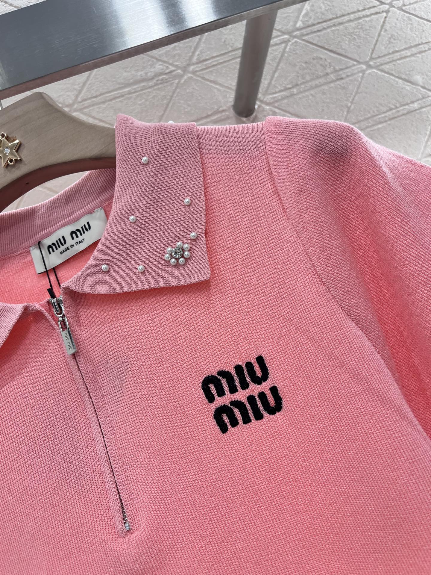 ♥Miumi*♥2025新品上架
     订珠针织短袖
定制YB羊毛纱线织造 还原肌理品相 翻领针织短