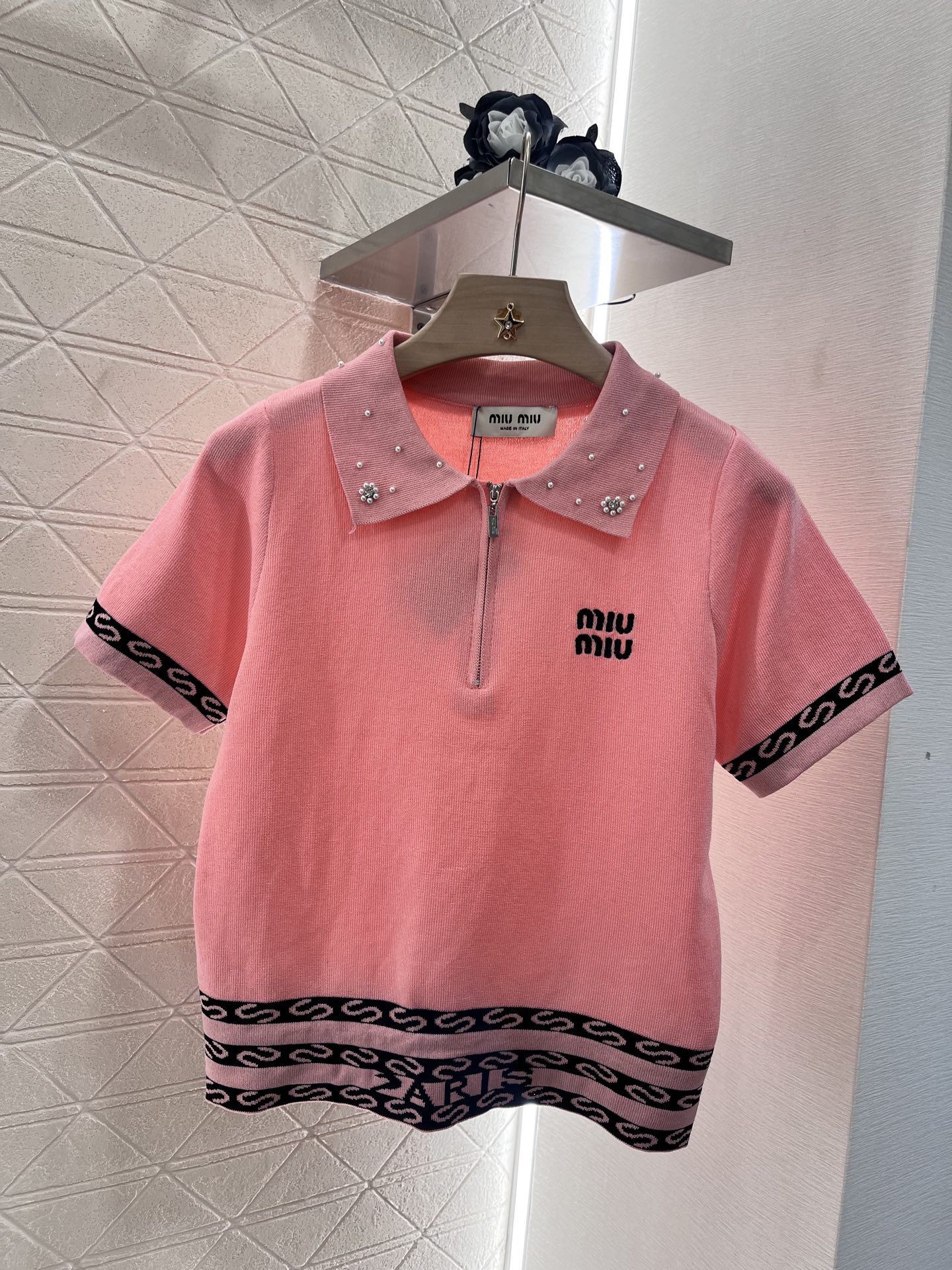 ♥Miumi*♥2025新品上架
     订珠针织短袖
定制YB羊毛纱线织造 还原肌理品相 翻领针织短