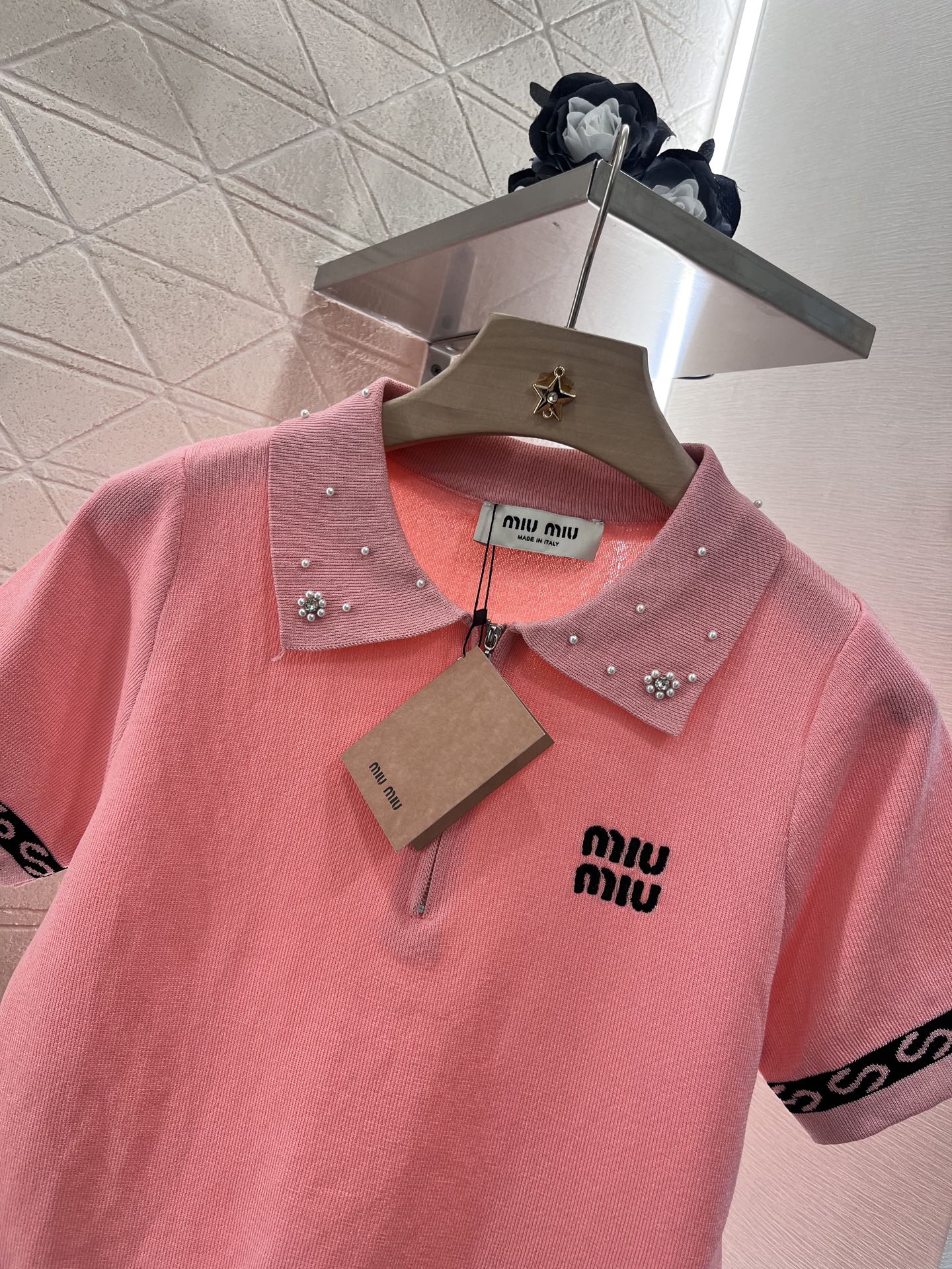 ♥Miumi*♥2025新品上架
     订珠针织短袖
定制YB羊毛纱线织造 还原肌理品相 翻领针织短