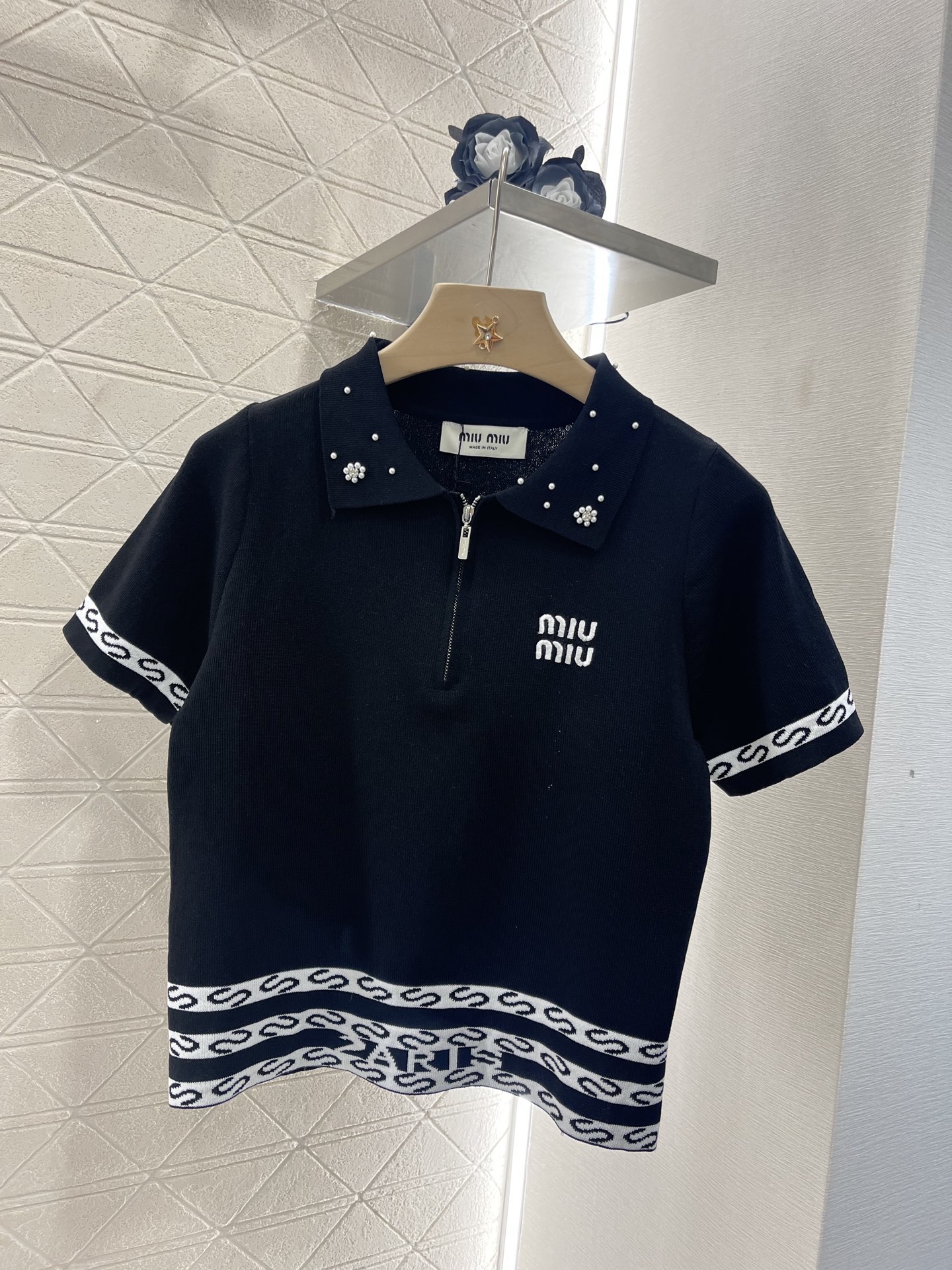 ♥Miumi*♥2025新品上架
     订珠针织短袖
定制YB羊毛纱线织造 还原肌理品相 翻领针织短