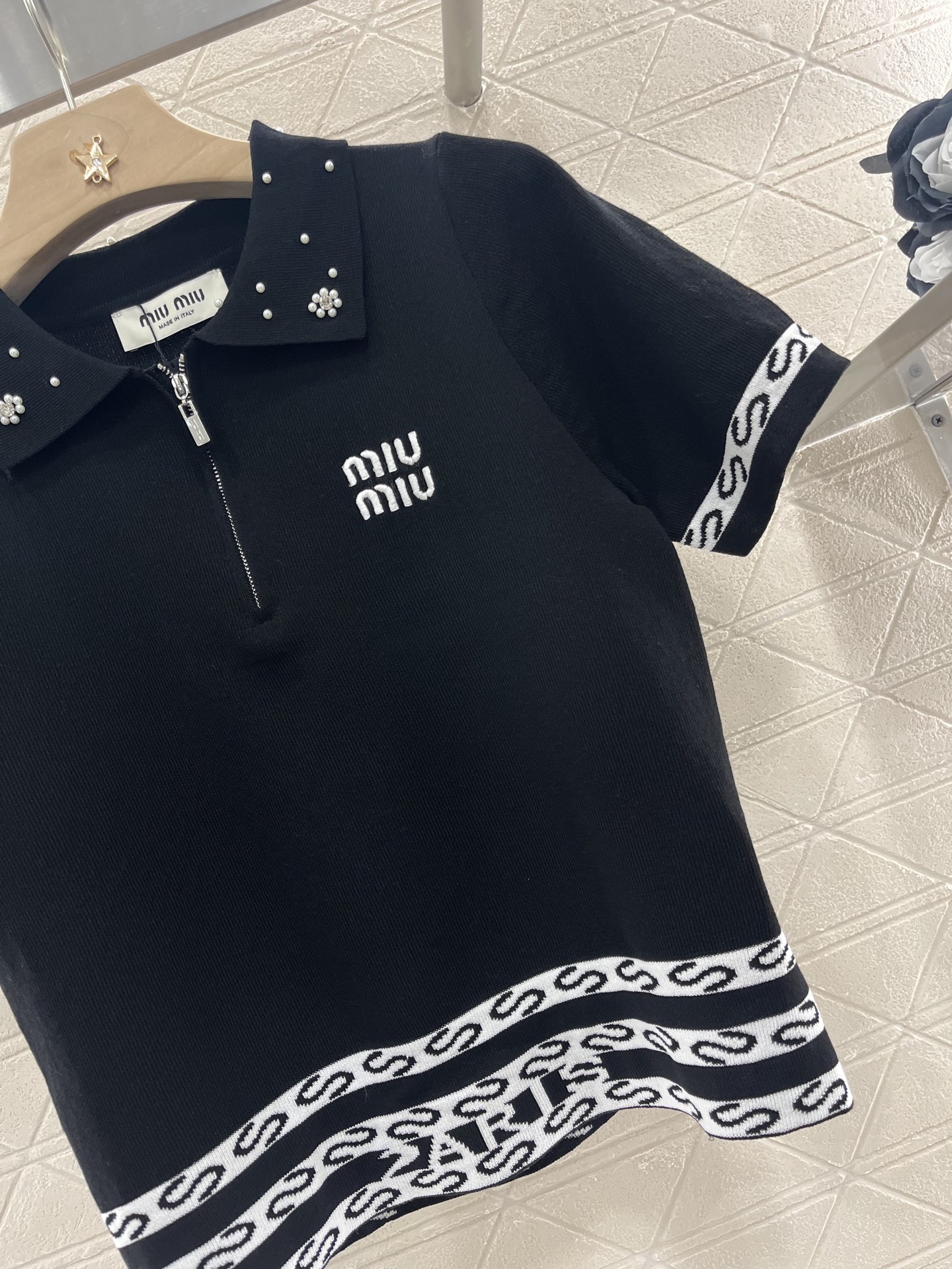 ♥Miumi*♥2025新品上架
     订珠针织短袖
定制YB羊毛纱线织造 还原肌理品相 翻领针织短