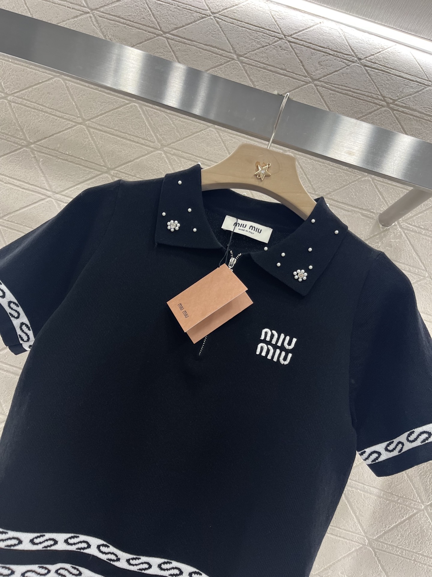♥Miumi*♥2025新品上架
     订珠针织短袖
定制YB羊毛纱线织造 还原肌理品相 翻领针织短