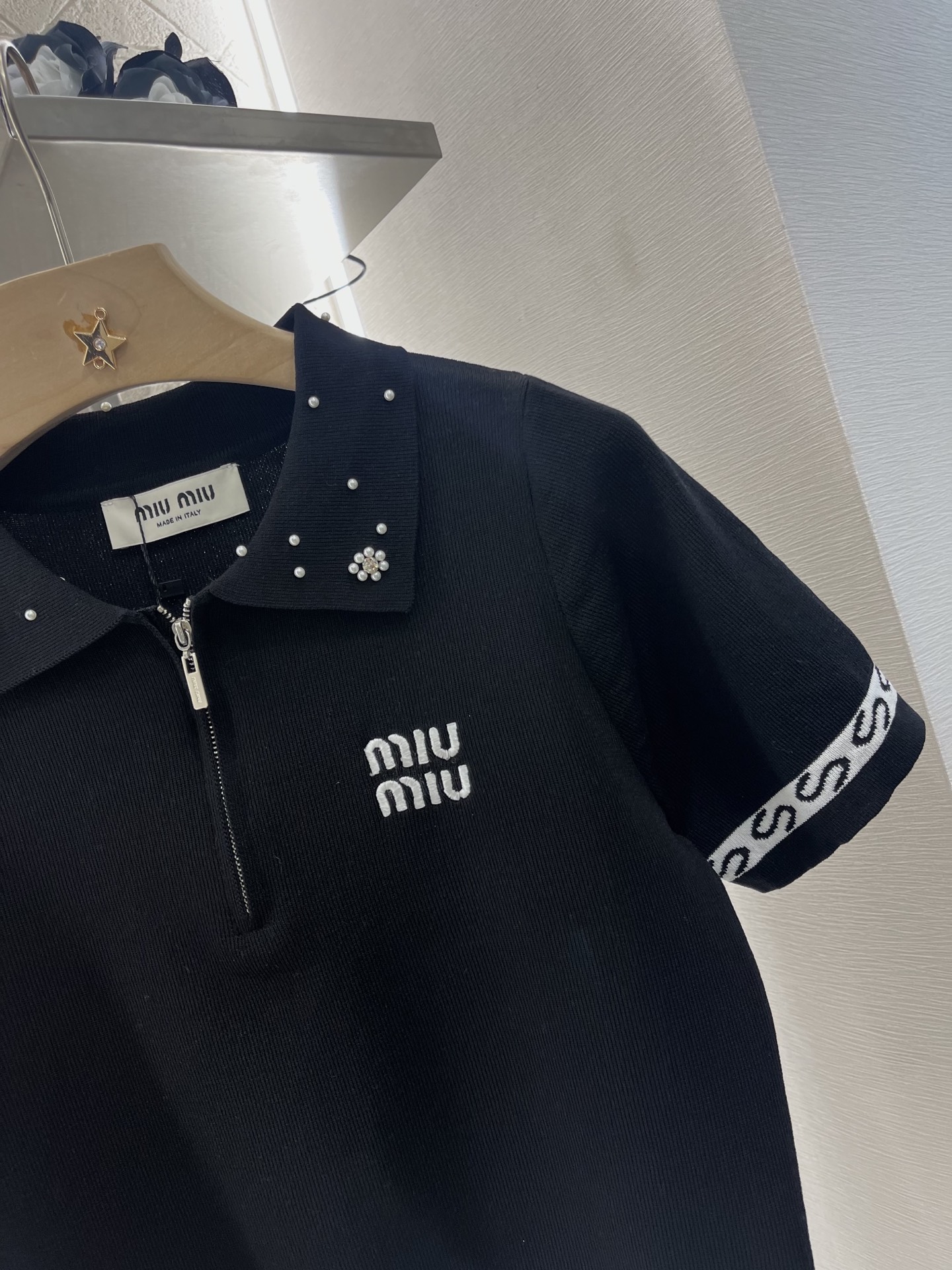 ♥Miumi*♥2025新品上架
     订珠针织短袖
定制YB羊毛纱线织造 还原肌理品相 翻领针织短
