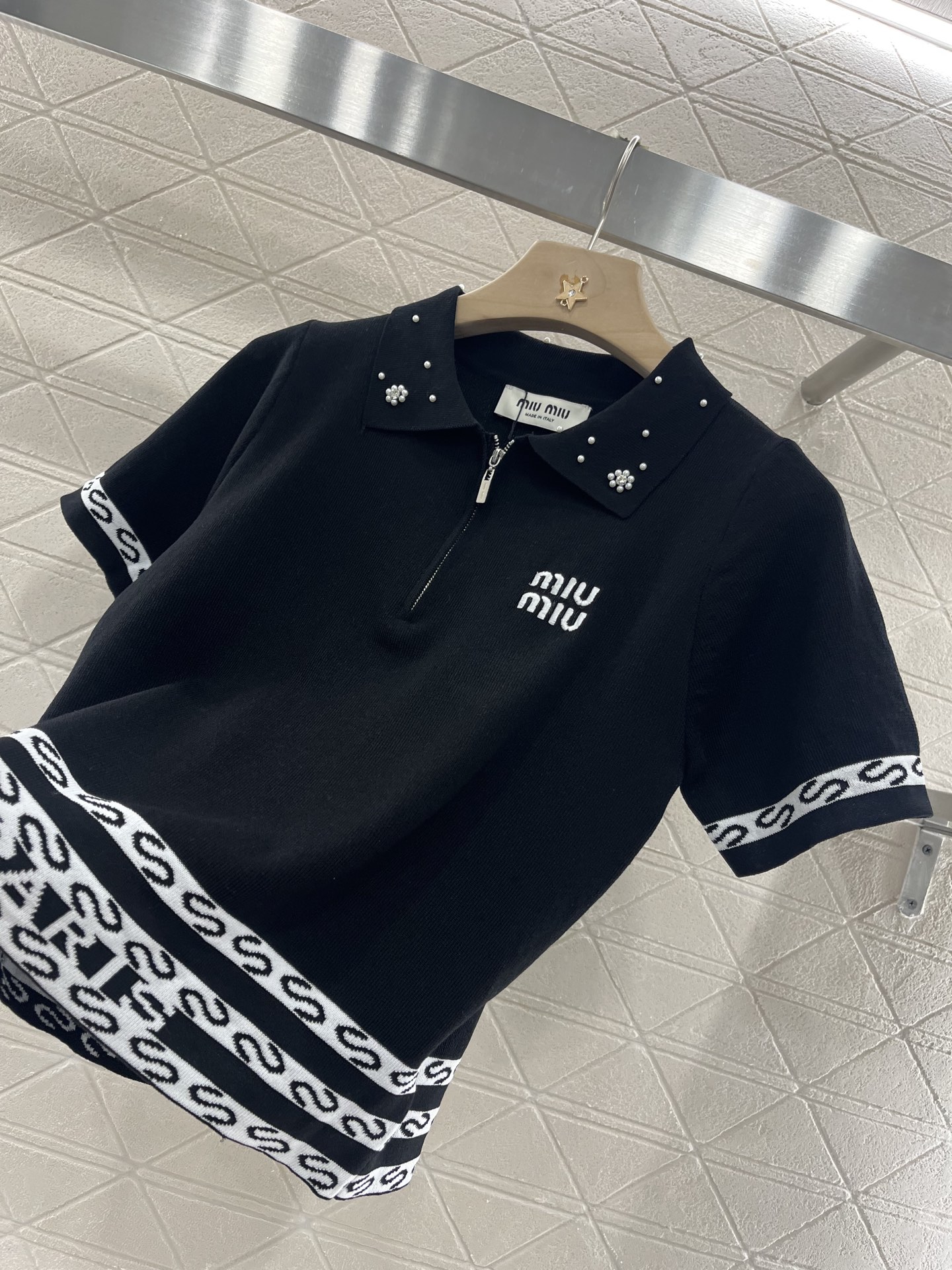 ♥Miumi*♥2025新品上架
     订珠针织短袖
定制YB羊毛纱线织造 还原肌理品相 翻领针织短