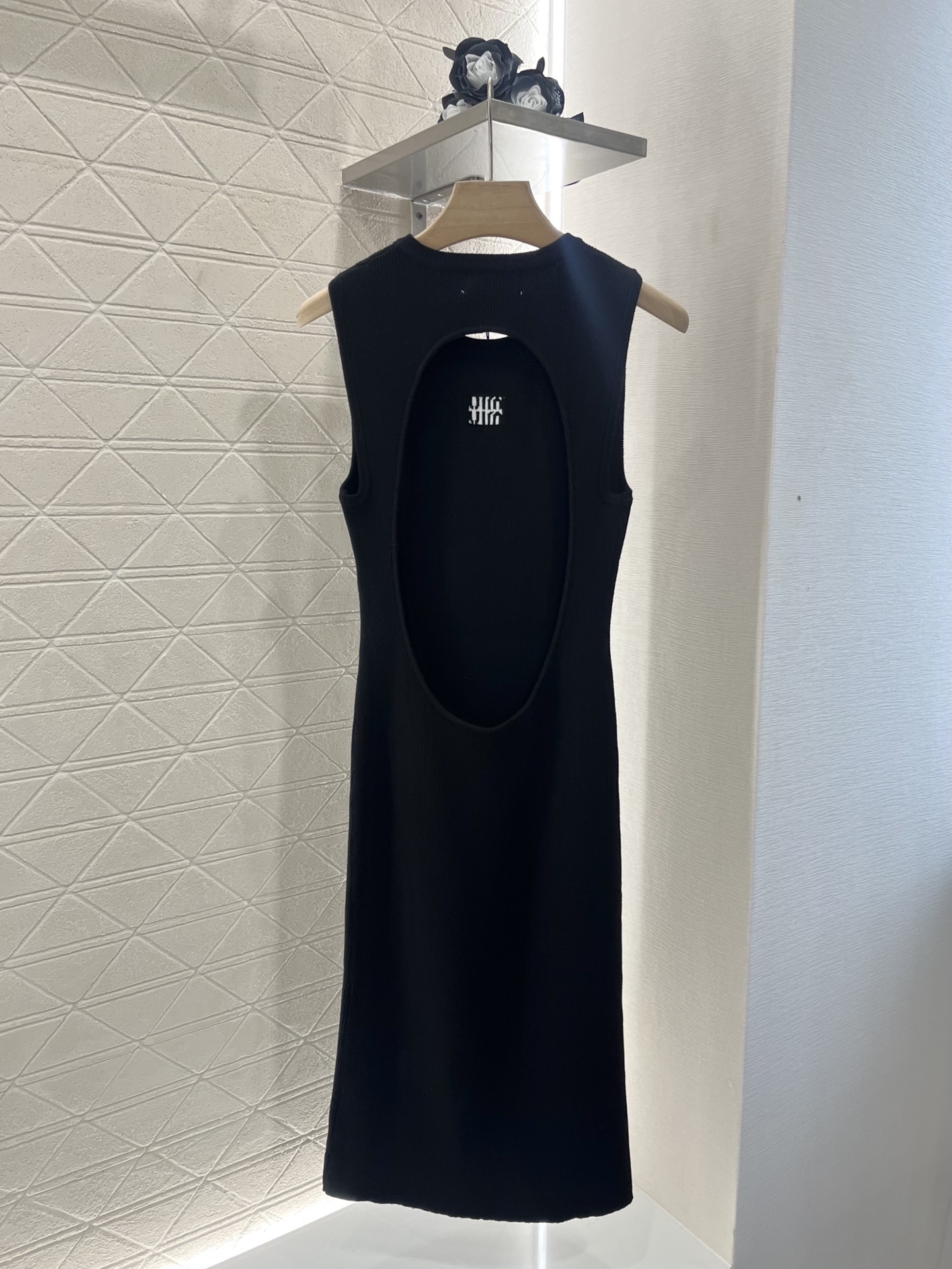 ♥Miumi*♥2025新品上架
     露背针织背心裙
定制YB全棉纱线织造 柔软亲肤 舒适有型 背