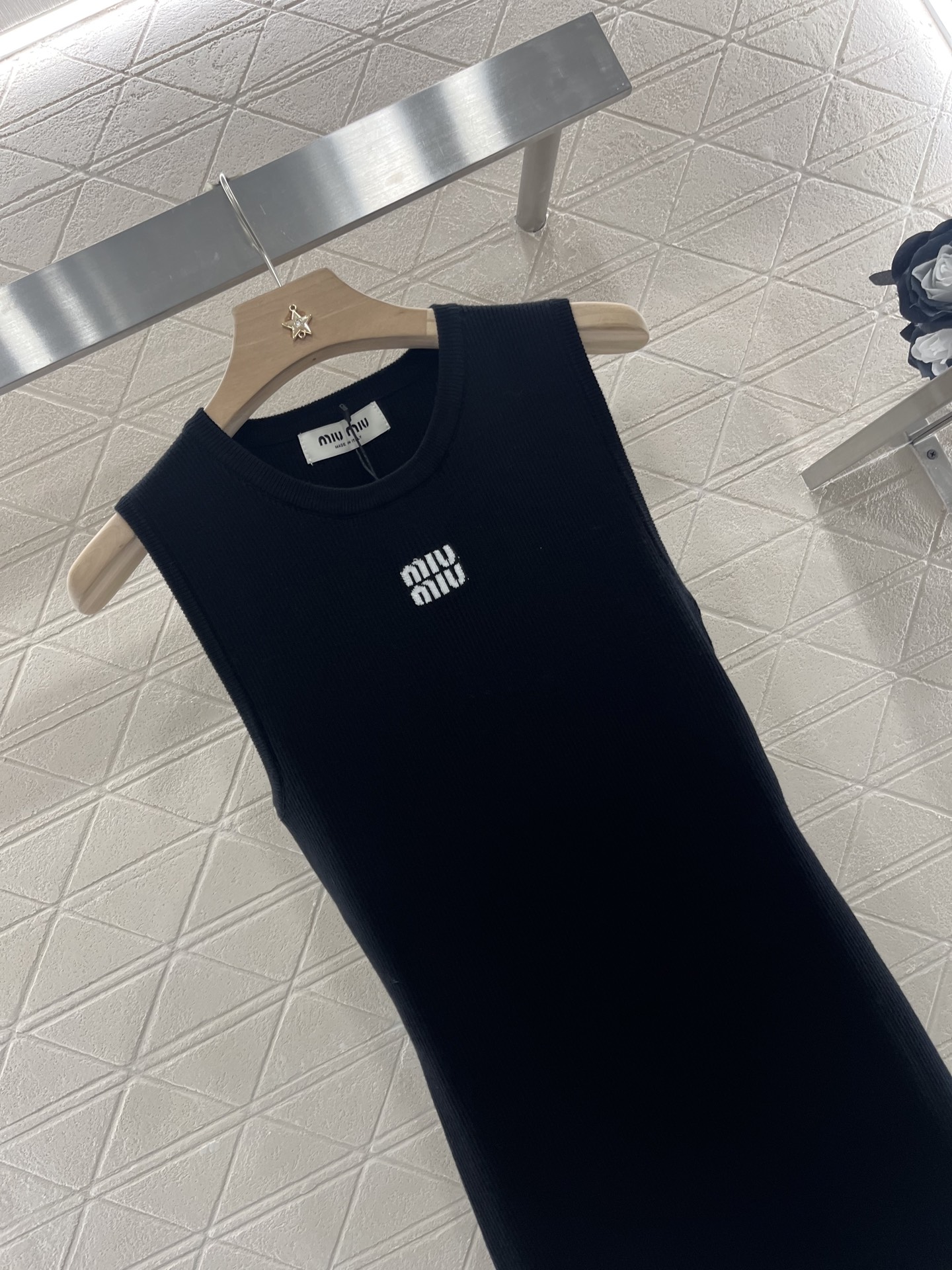 ♥Miumi*♥2025新品上架
     露背针织背心裙
定制YB全棉纱线织造 柔软亲肤 舒适有型 背