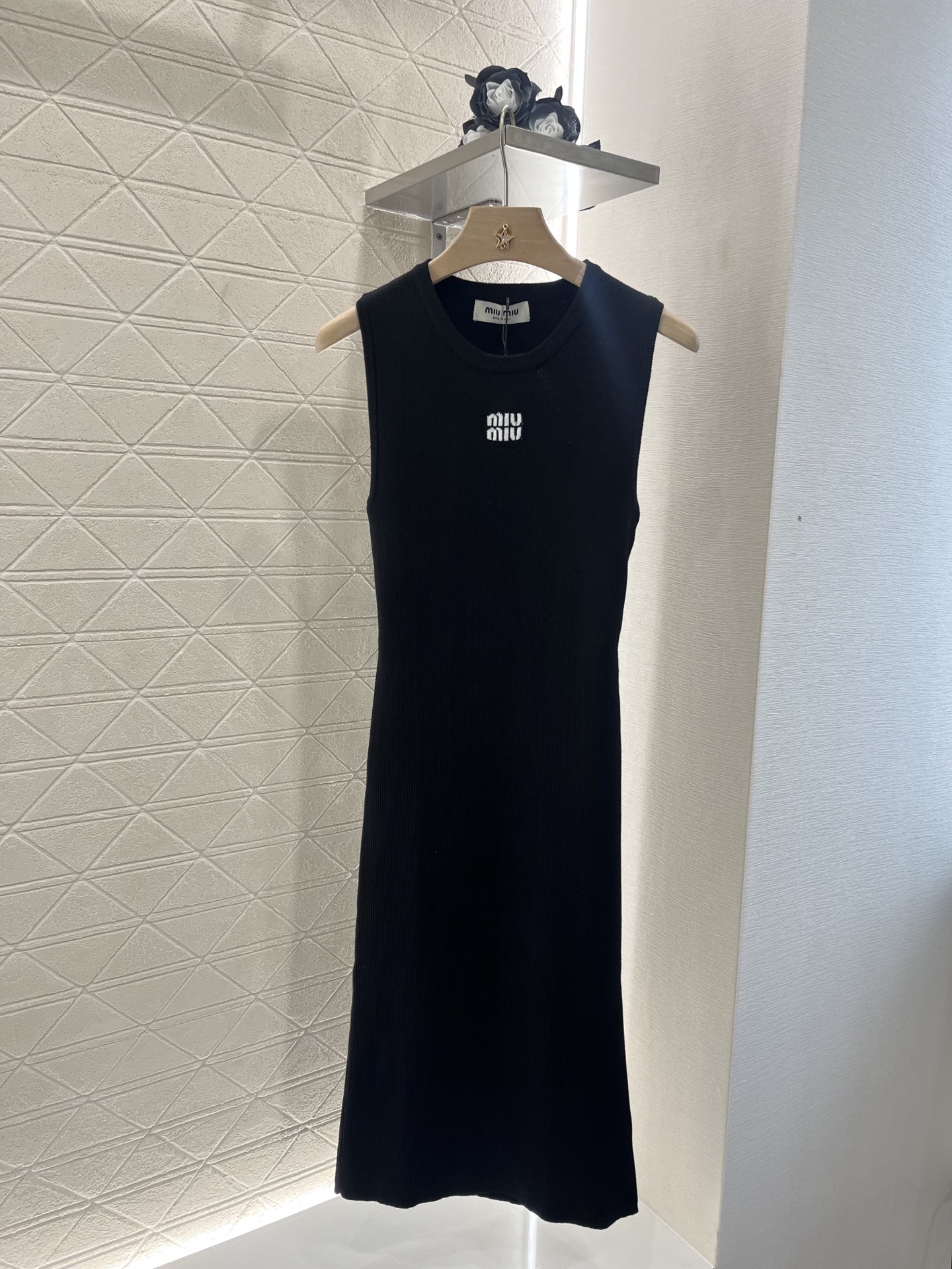 ♥Miumi*♥2025新品上架
     露背针织背心裙
定制YB全棉纱线织造 柔软亲肤 舒适有型 背
