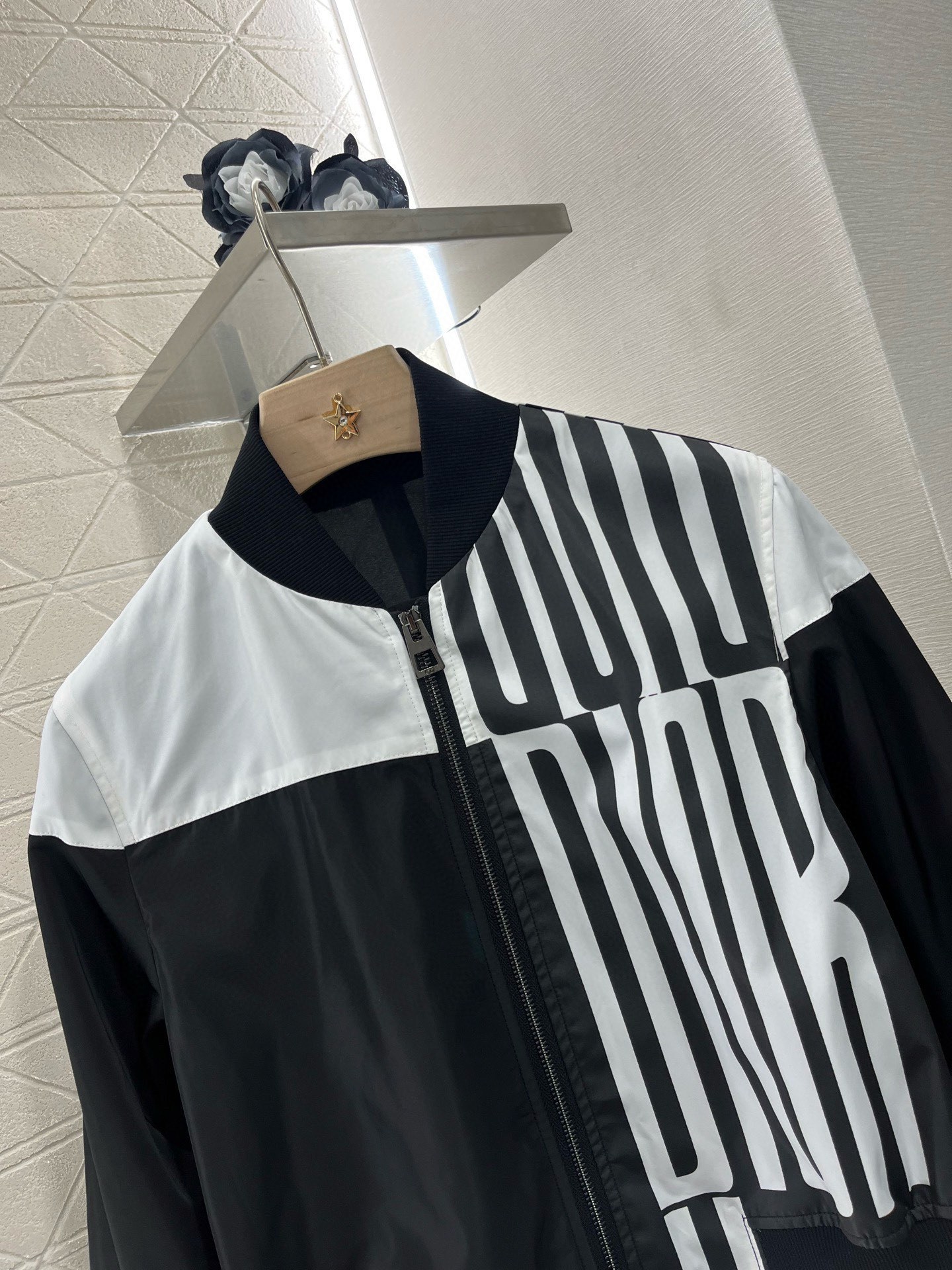 ♥Dio*♥2025新品上架
  字母飞行夹克裙裤套装
定制YB进口环保尼龙材质 质感光泽 微挺有型 短