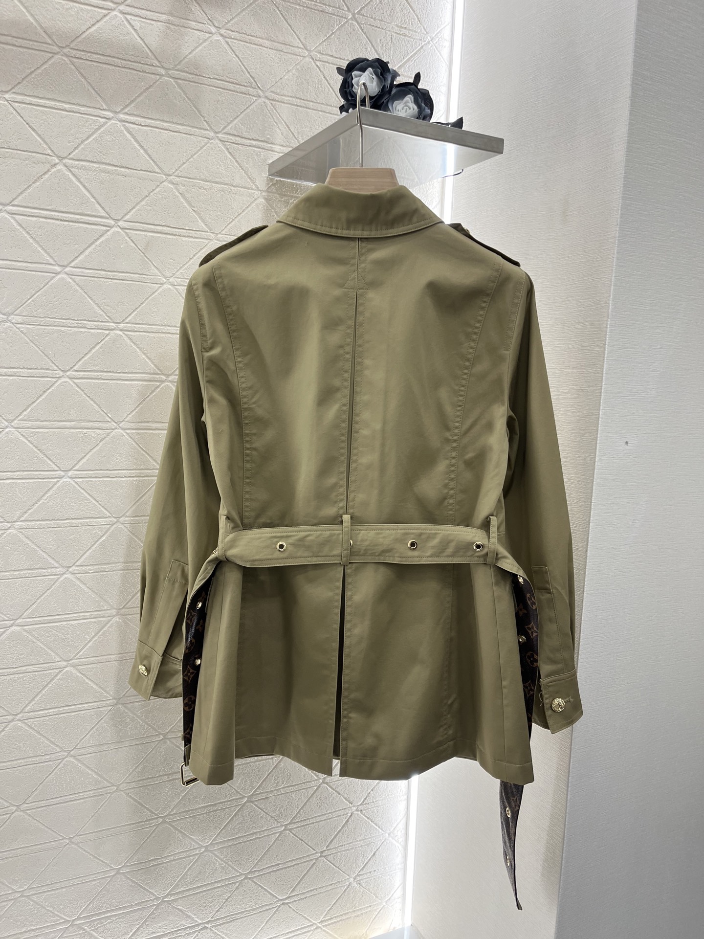 ♥Louis Vuitto*♥2025新品上架
      翻领腰带风衣外套
定制YB进口风衣材质 全棉