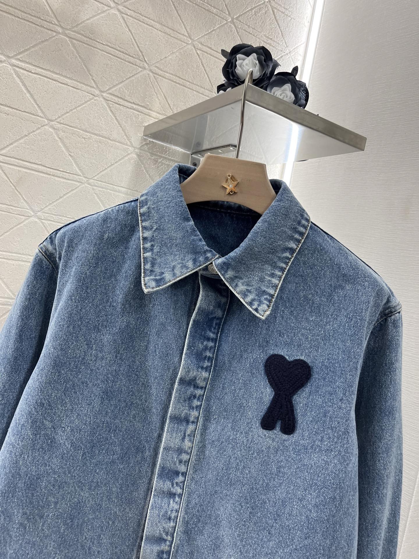 ♥Ami*♥2025新品上架
  短款徽标牛仔衬衫外套
定制YB斜纹棉牛仔材质 透气性佳 柔软亲肤 多重