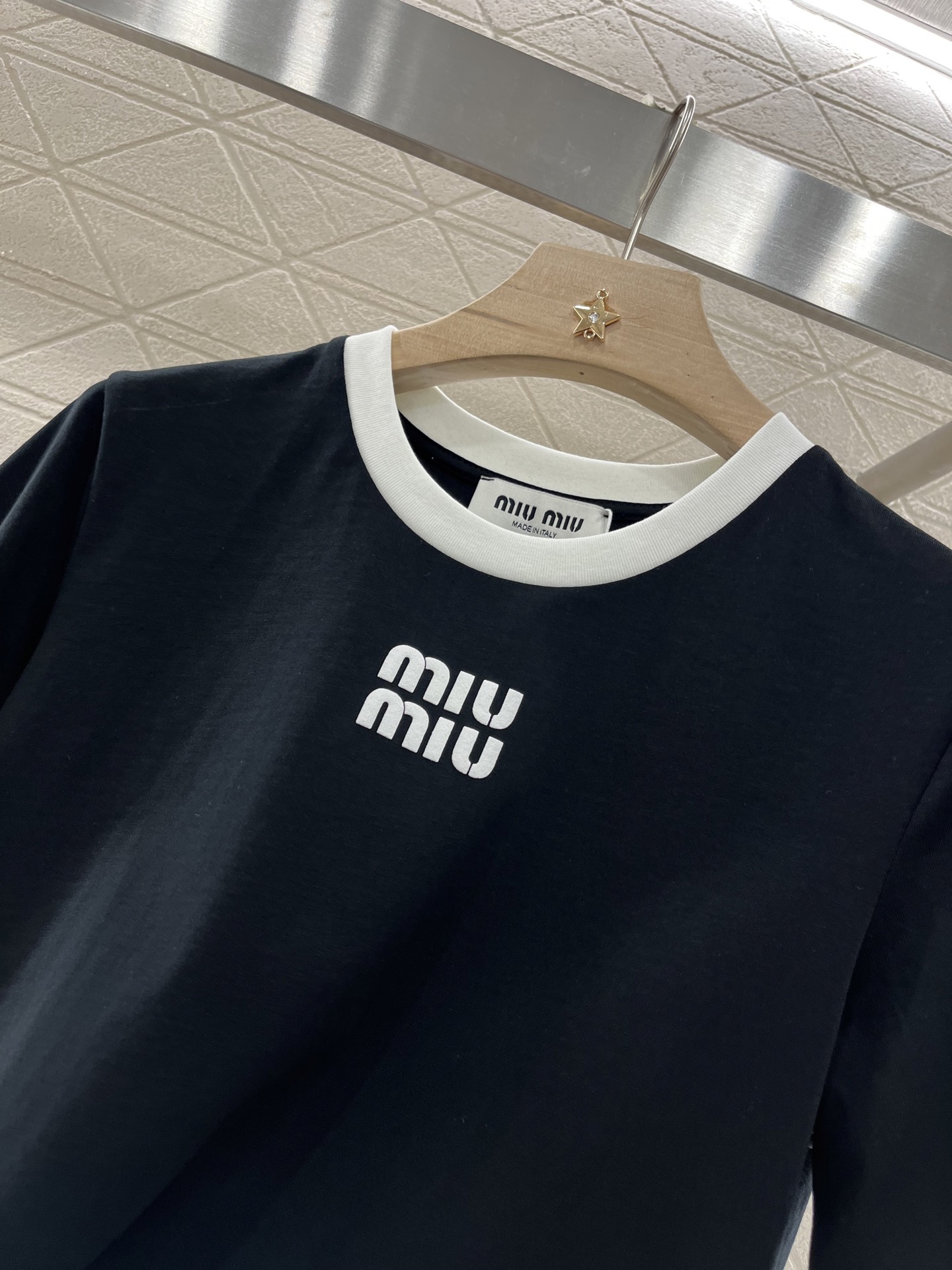 ♥Miumi*♥2025新品上架
       印花字母𝑇𝑒𝑒
定制YB原生全棉材质 透气舒适 质感十足