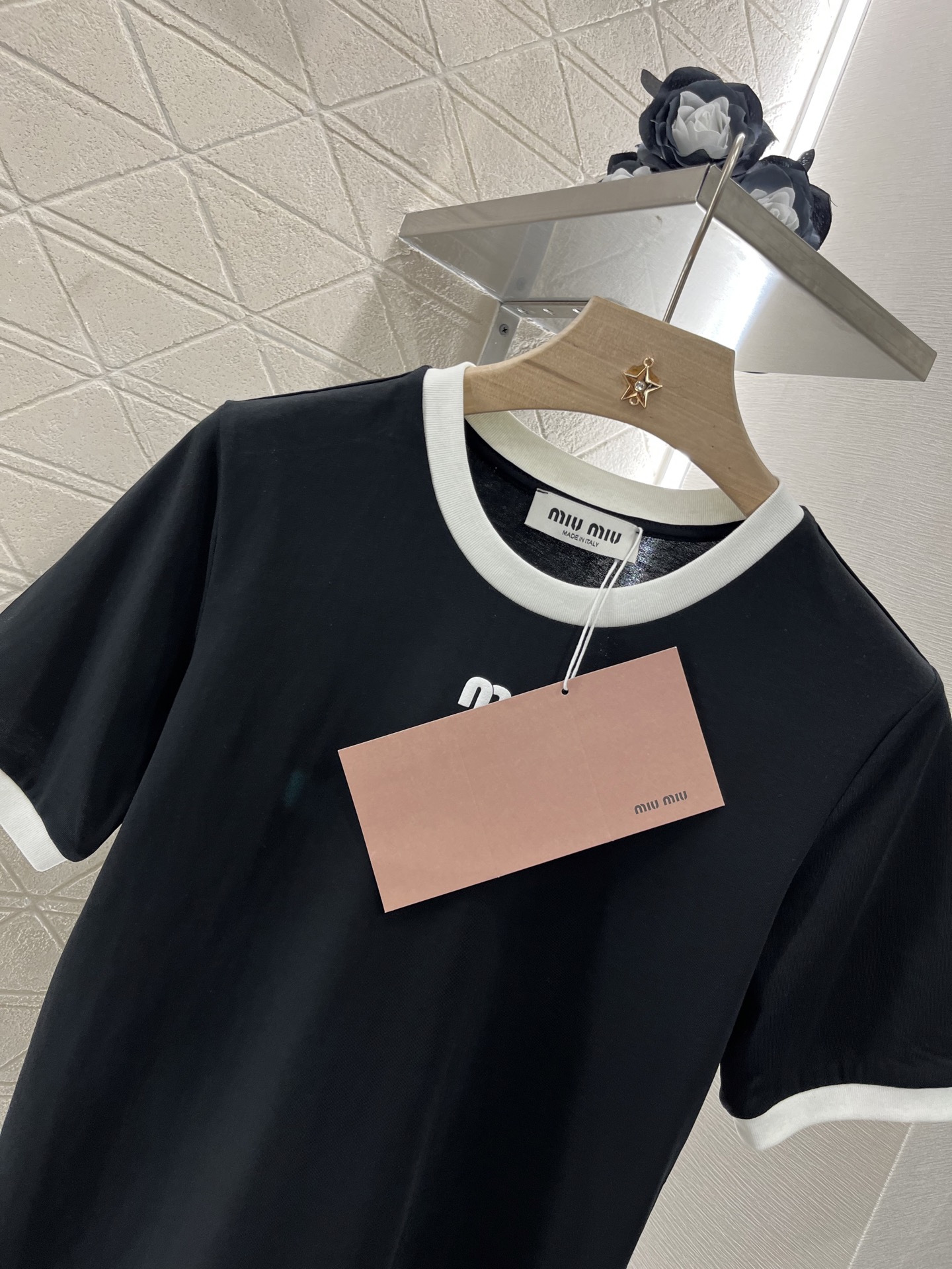 ♥Miumi*♥2025新品上架
       印花字母𝑇𝑒𝑒
定制YB原生全棉材质 透气舒适 质感十足