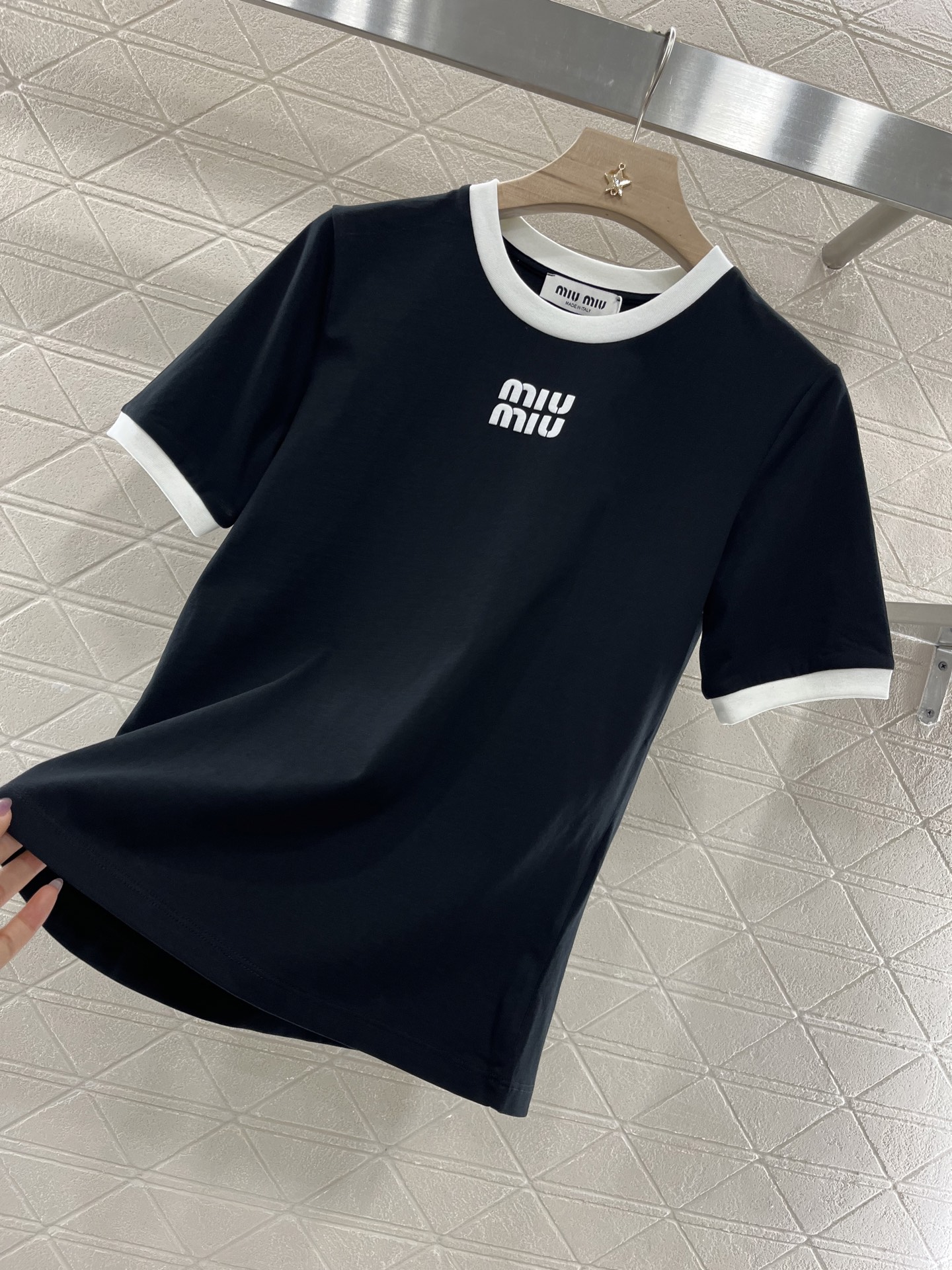 ♥Miumi*♥2025新品上架
       印花字母𝑇𝑒𝑒
定制YB原生全棉材质 透气舒适 质感十足