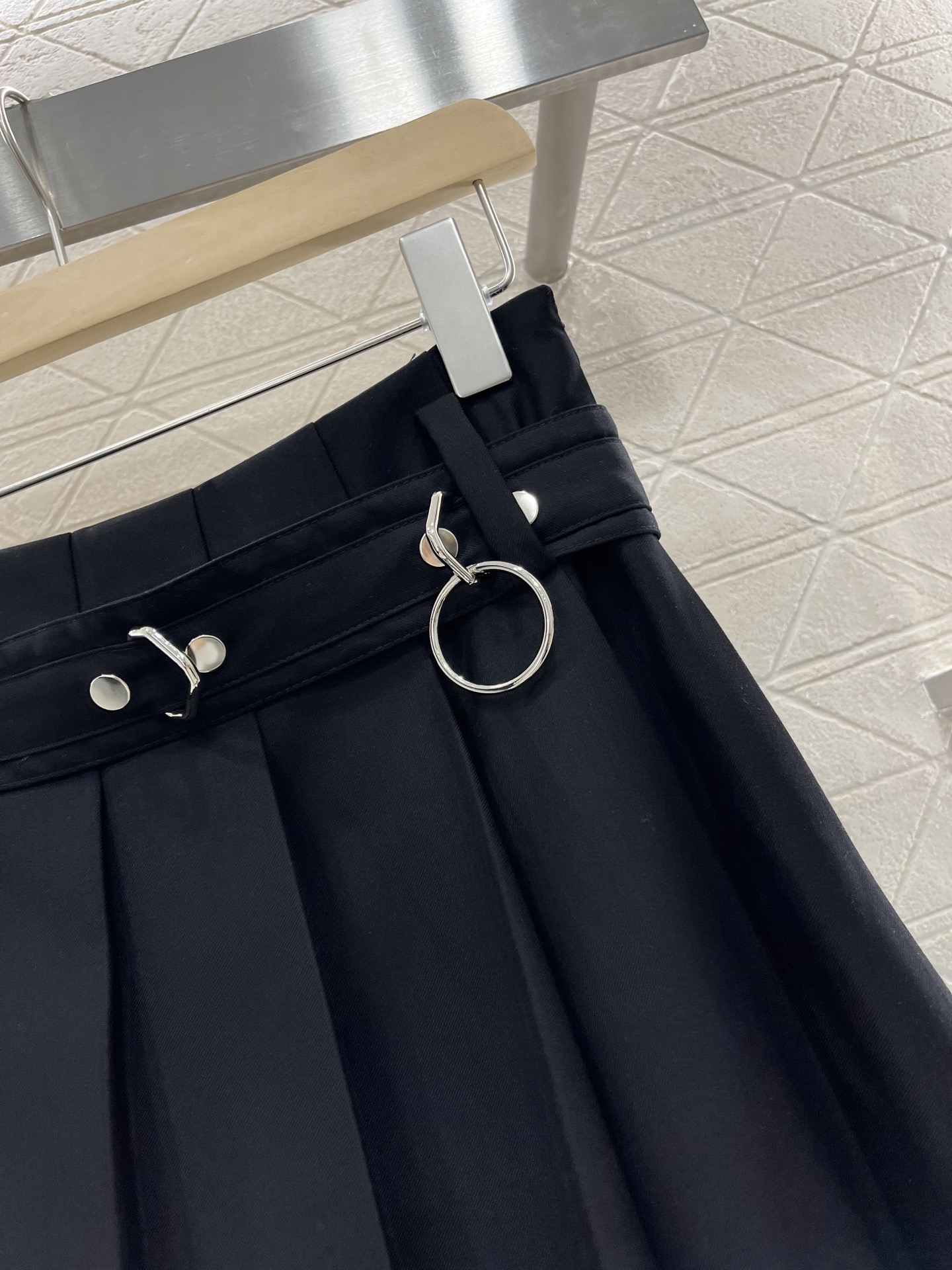 ♥Prad*♥2025新品上架
      腰带百褶裙
定制YB进口醋酸材质 质感十足 光泽垂顺 高腰百