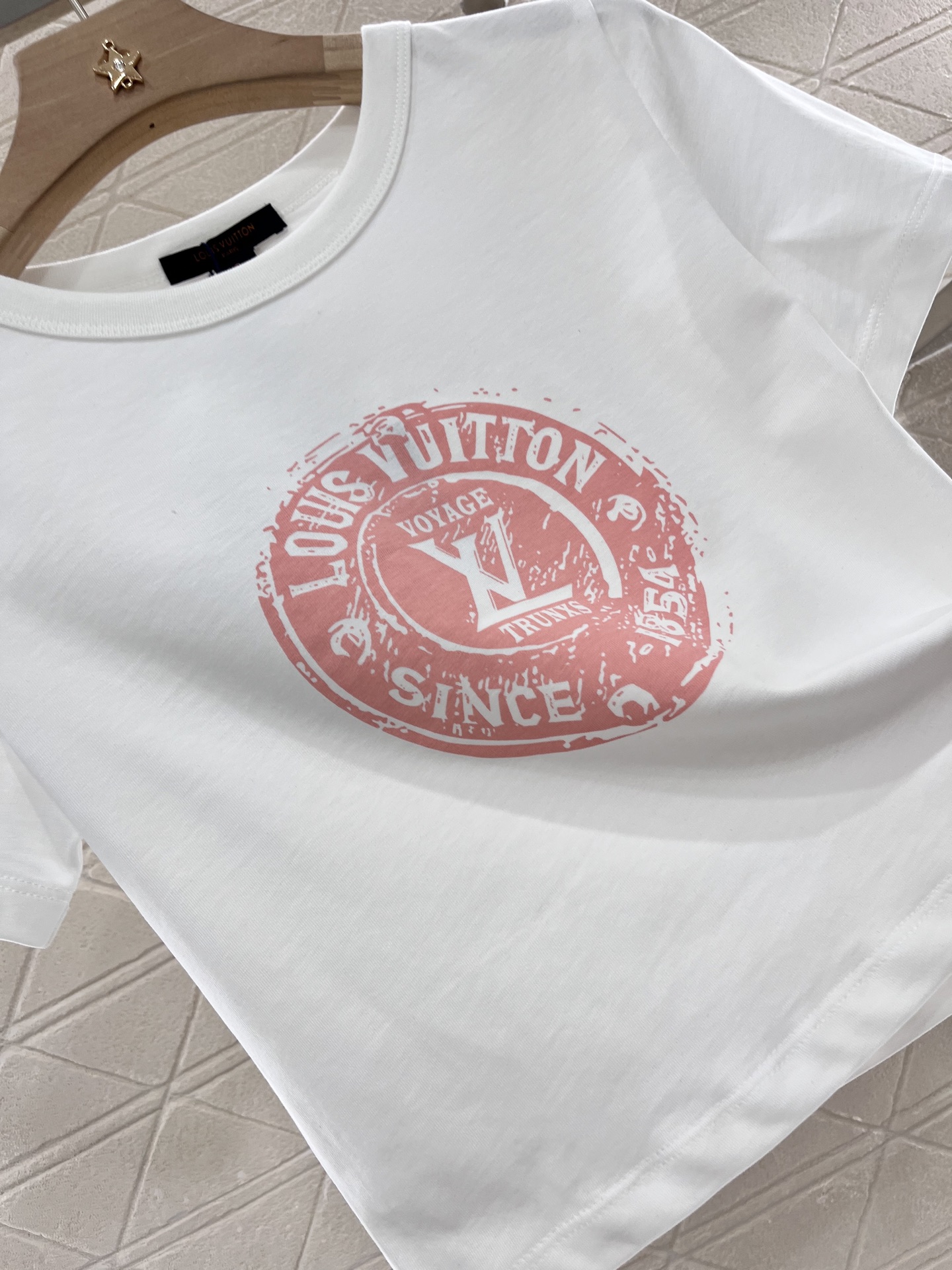 ♥Louis Vuitto*♥2025新品上架
      短款印花𝑇𝑒𝑒
定制YB原生全棉材质 透气舒