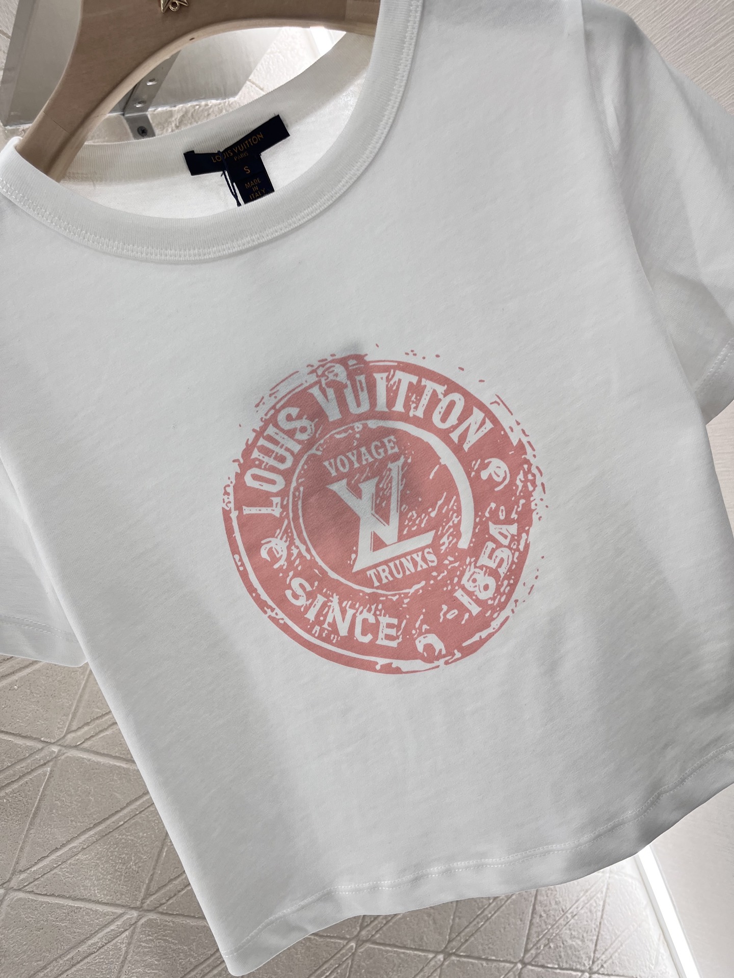 ♥Louis Vuitto*♥2025新品上架
      短款印花𝑇𝑒𝑒
定制YB原生全棉材质 透气舒