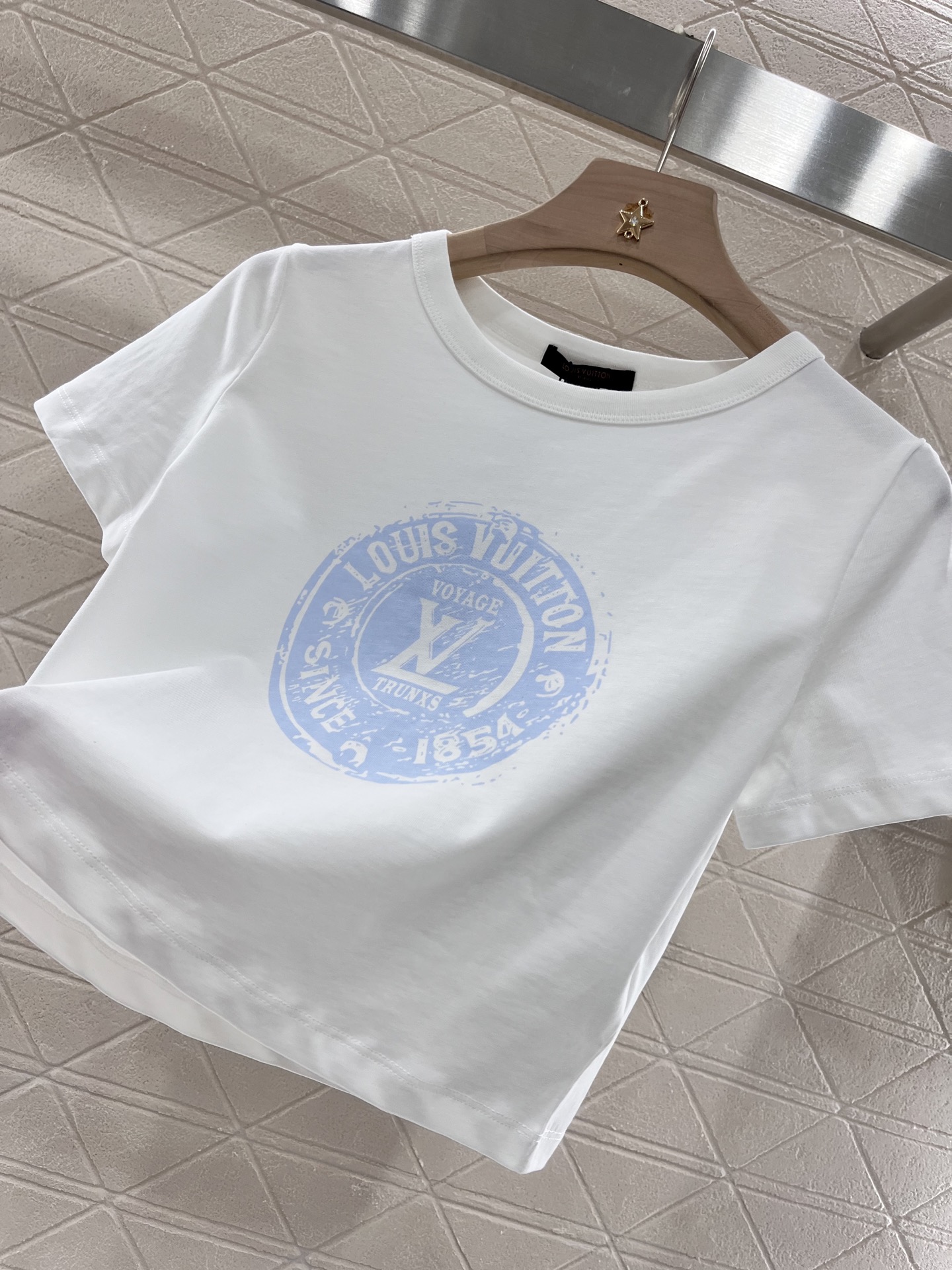♥Louis Vuitto*♥2025新品上架
      短款印花𝑇𝑒𝑒
定制YB原生全棉材质 透气舒