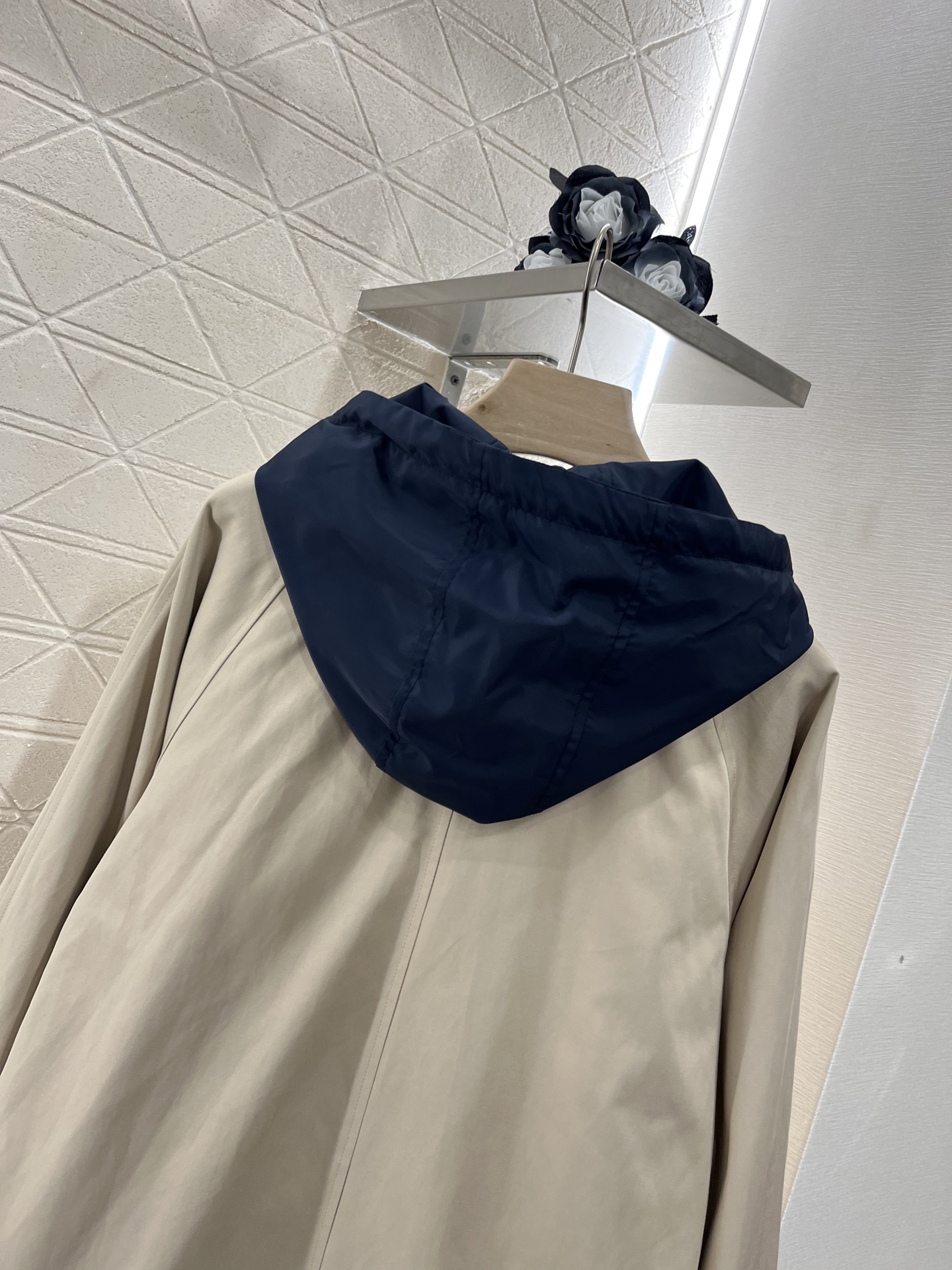 ♥Miumi*♥2025新品上架
    两面穿连帽风衣外套
定制YB棉绸与环保尼龙材质 挺括有型 质感