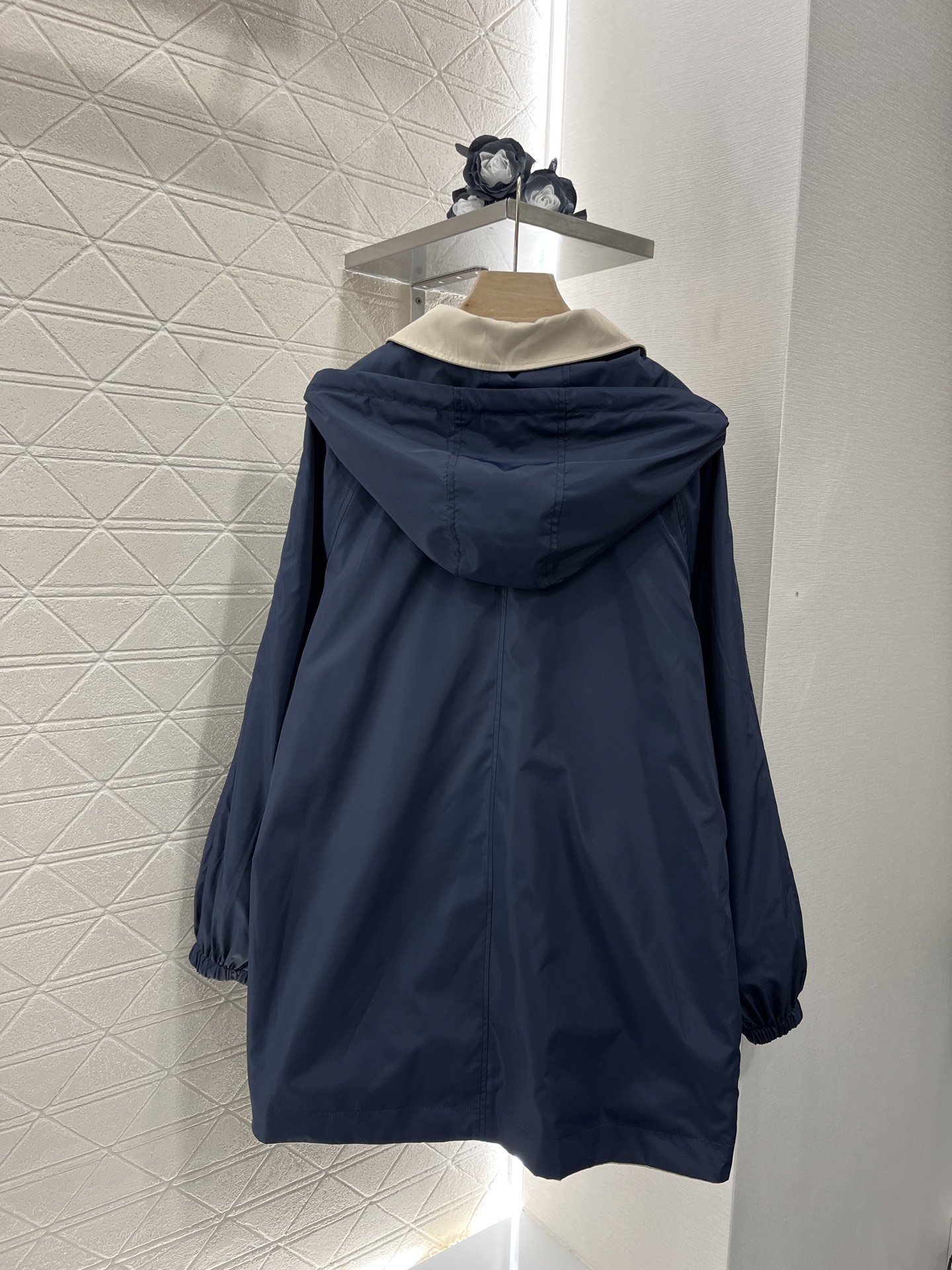 ♥Miumi*♥2025新品上架
    两面穿连帽风衣外套
定制YB棉绸与环保尼龙材质 挺括有型 质感