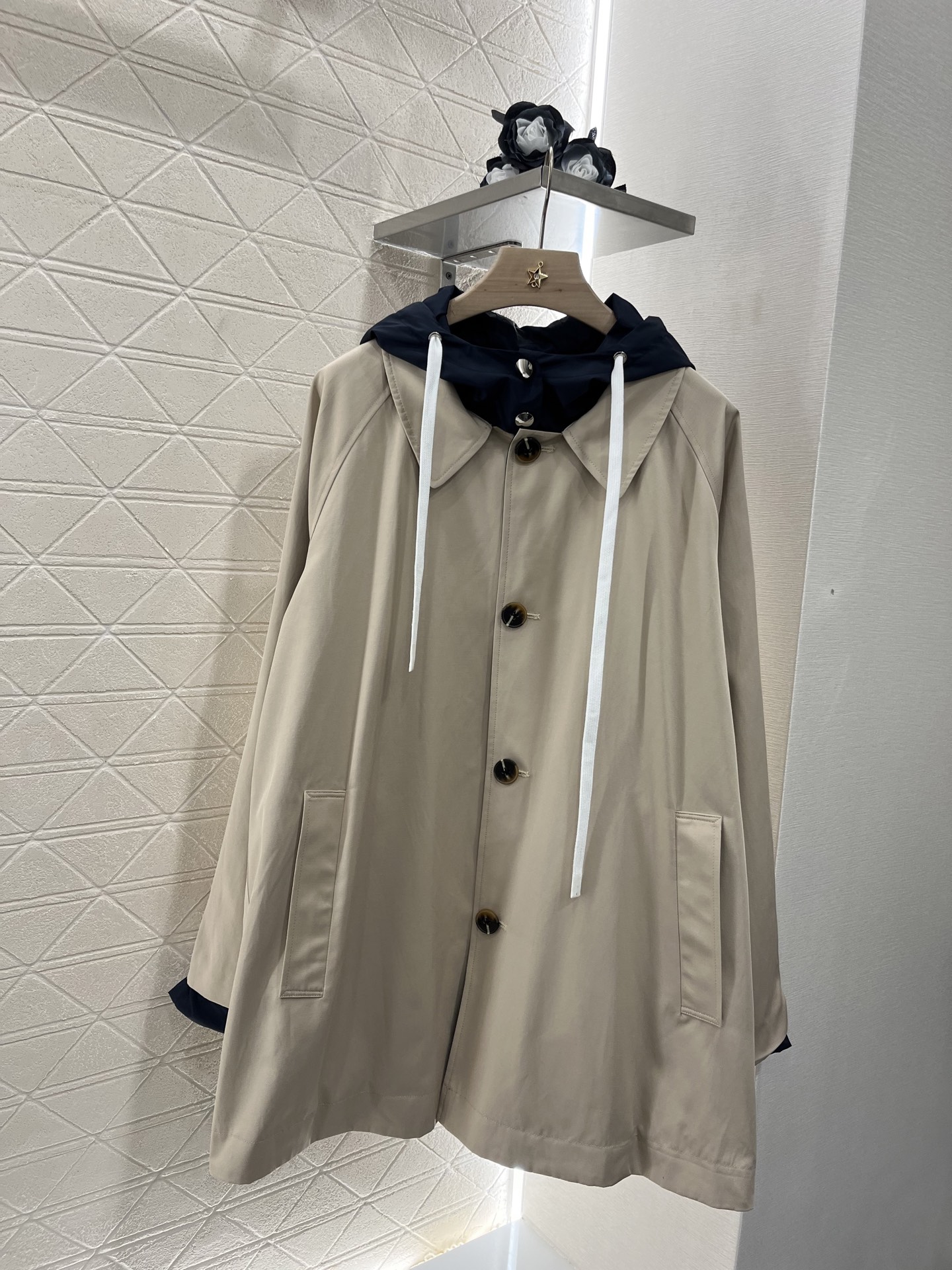 ♥Miumi*♥2025新品上架
    两面穿连帽风衣外套
定制YB棉绸与环保尼龙材质 挺括有型 质感