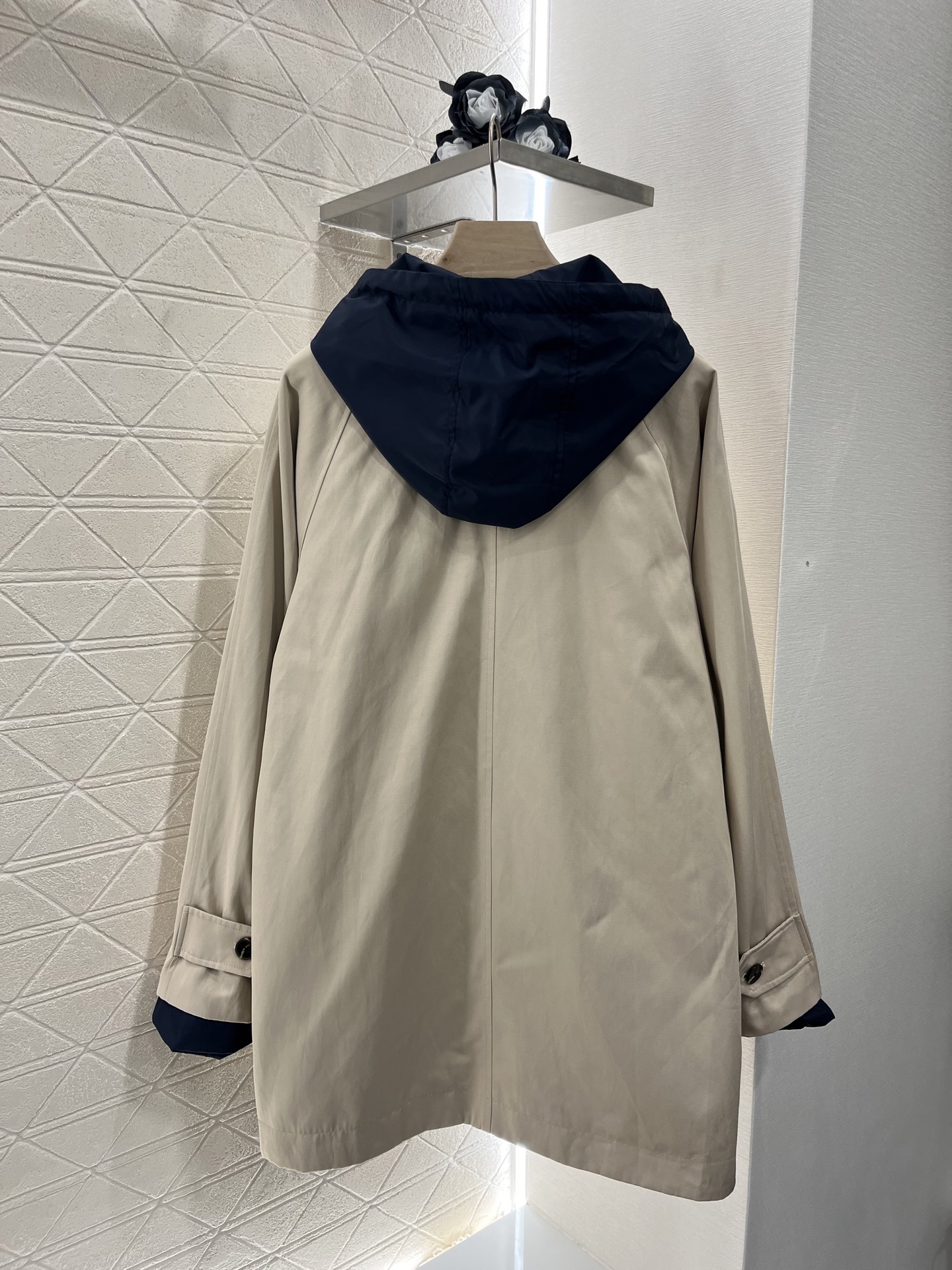 ♥Miumi*♥2025新品上架
    两面穿连帽风衣外套
定制YB棉绸与环保尼龙材质 挺括有型 质感