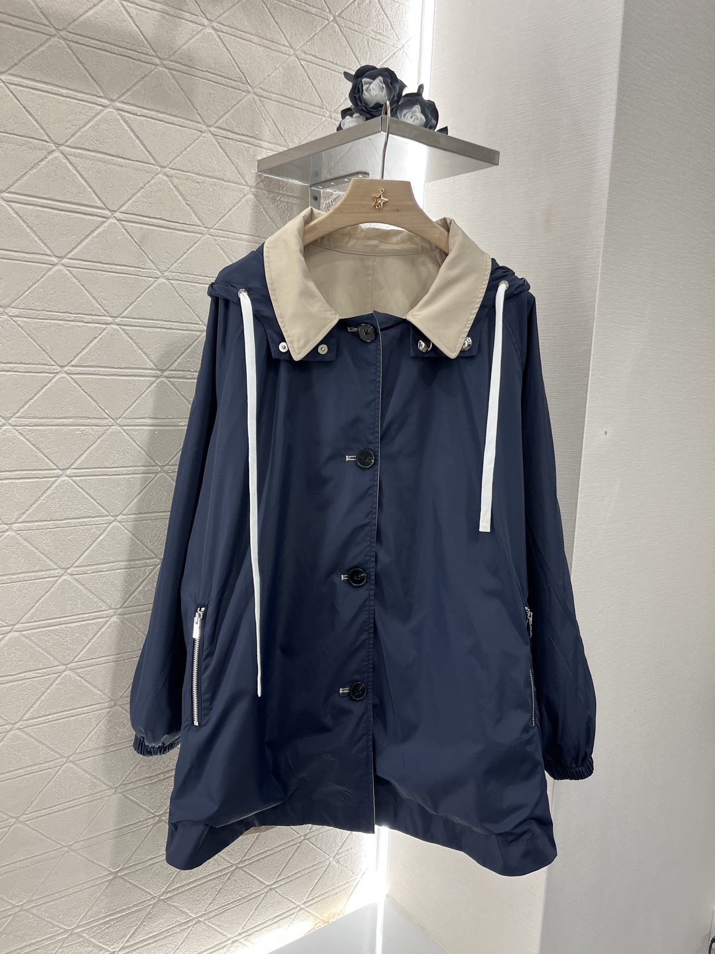 ♥Miumi*♥2025新品上架
    两面穿连帽风衣外套
定制YB棉绸与环保尼龙材质 挺括有型 质感