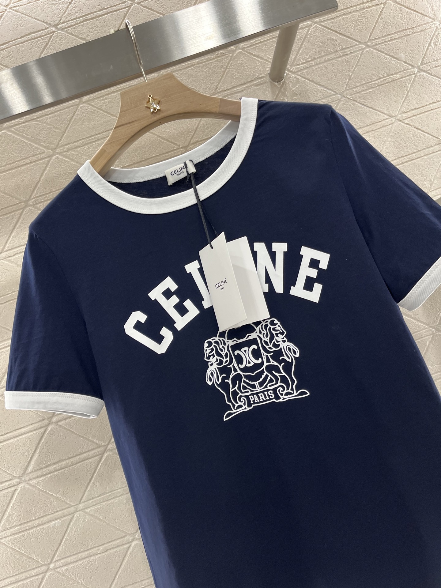 ♥Celin*♥2025新品上架
     印花字母𝑇𝑒𝑒
定制YB原生全棉材质 透气舒适 质感十足 常