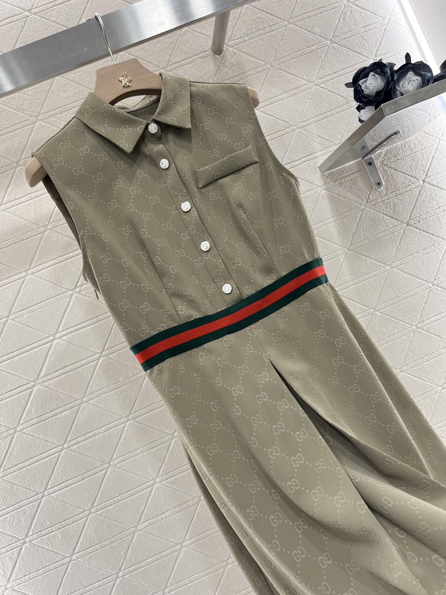 ♥Gucc*♥2025新品上架
    暗纹无袖连衣裙
定制YB进口提花材质 质感亲肤 舒适好穿 无袖连