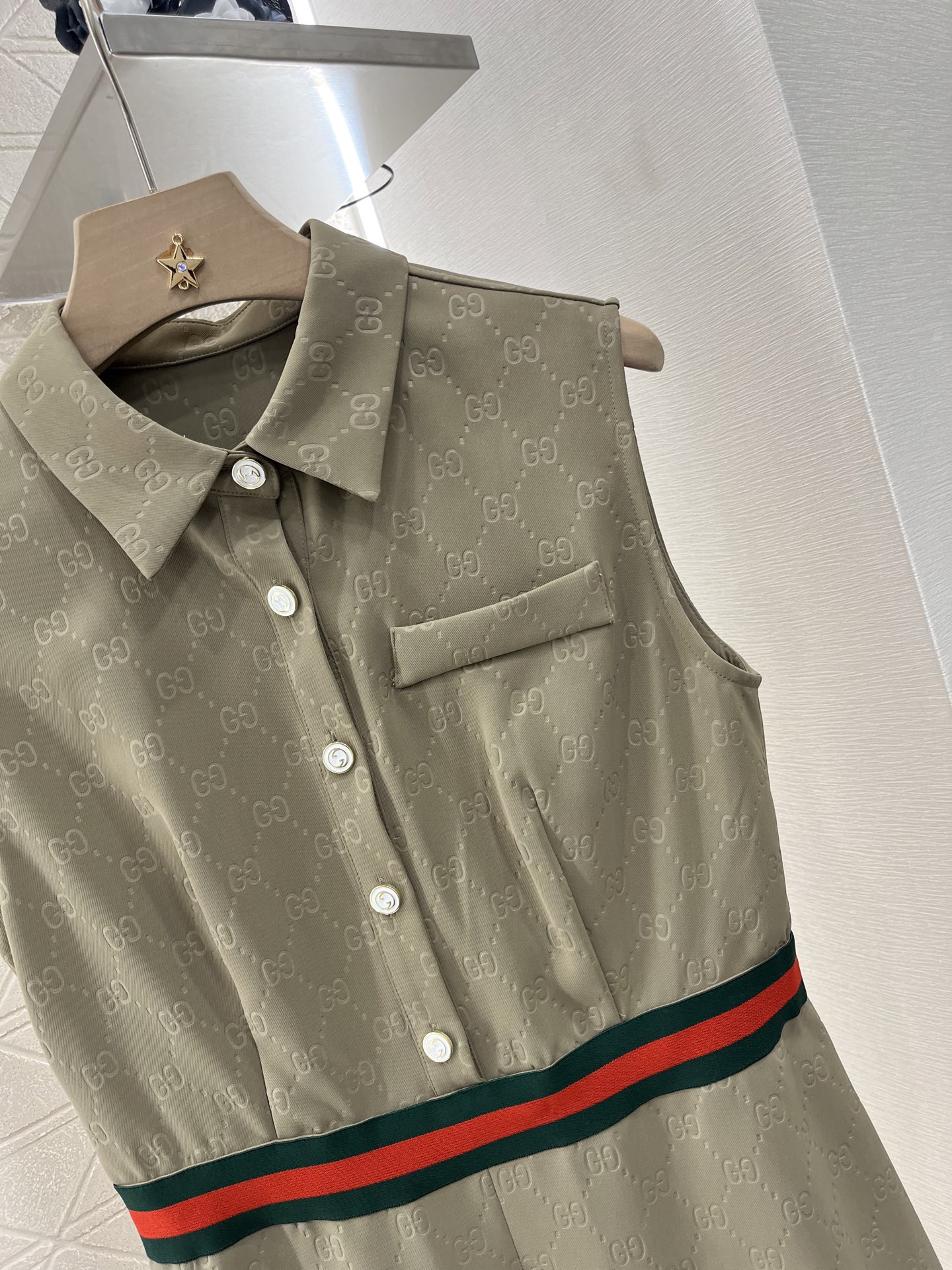 ♥Gucc*♥2025新品上架
    暗纹无袖连衣裙
定制YB进口提花材质 质感亲肤 舒适好穿 无袖连