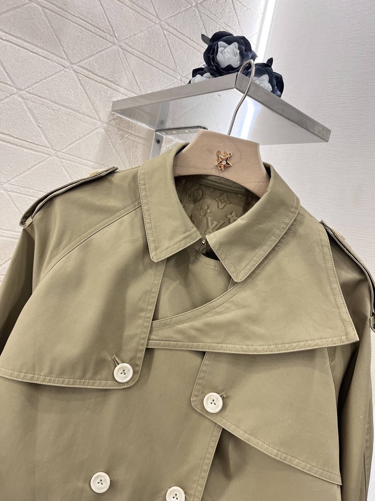 ♥Louis Vuitto*♥2025新品上架
     短款风衣外套
定制YB进口风衣材质 其特性微弹