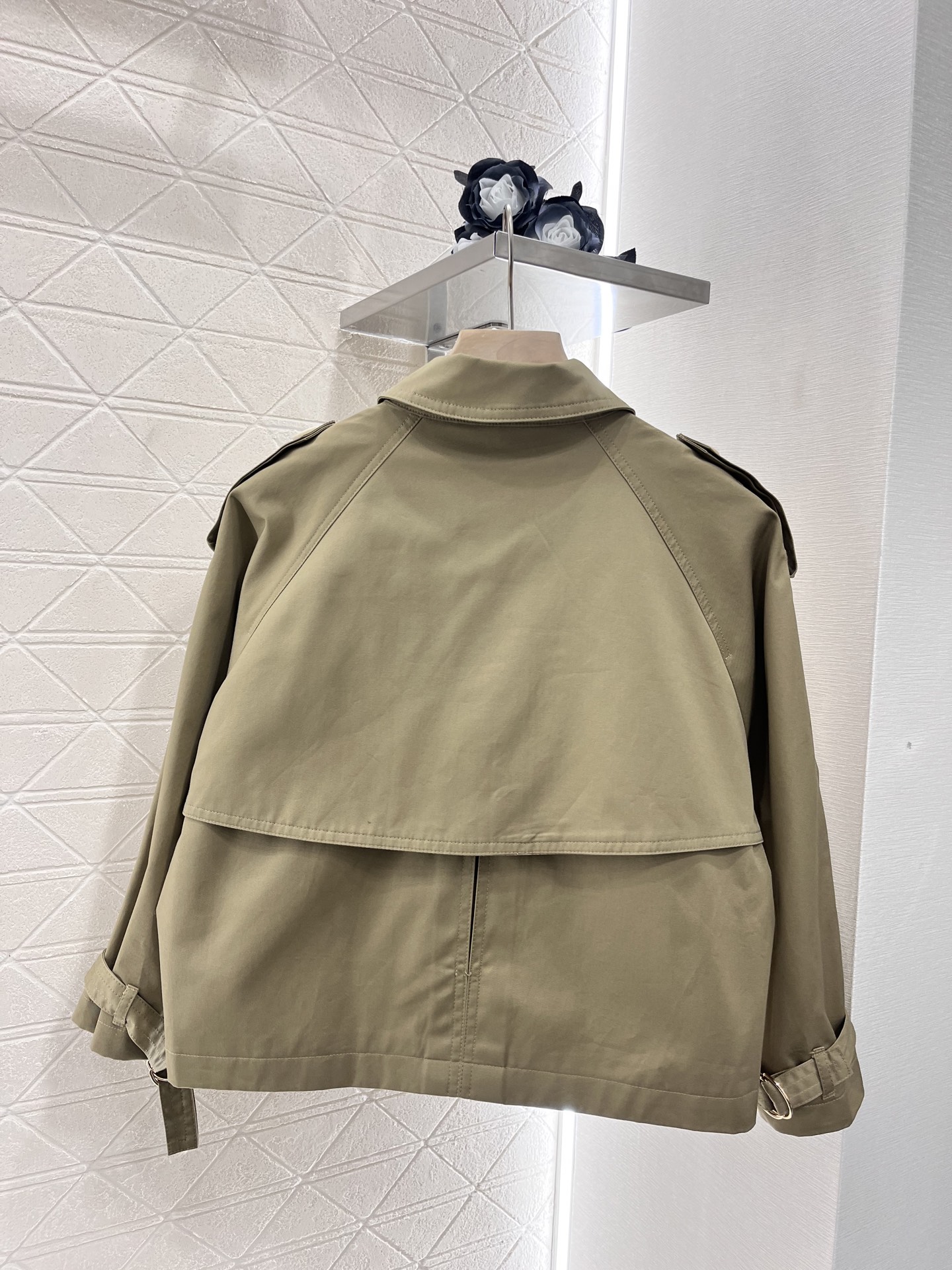 ♥Louis Vuitto*♥2025新品上架
     短款风衣外套
定制YB进口风衣材质 其特性微弹
