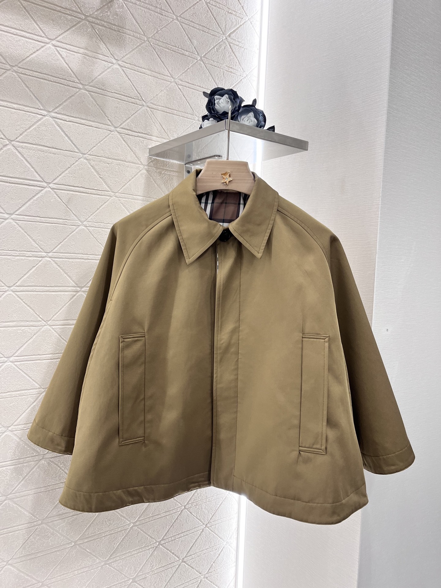 ♥Burberr*♥2025新品上架
    翻领落肩阔袖斗篷外套
定制YB进口风衣材质 质感舒适 防风
