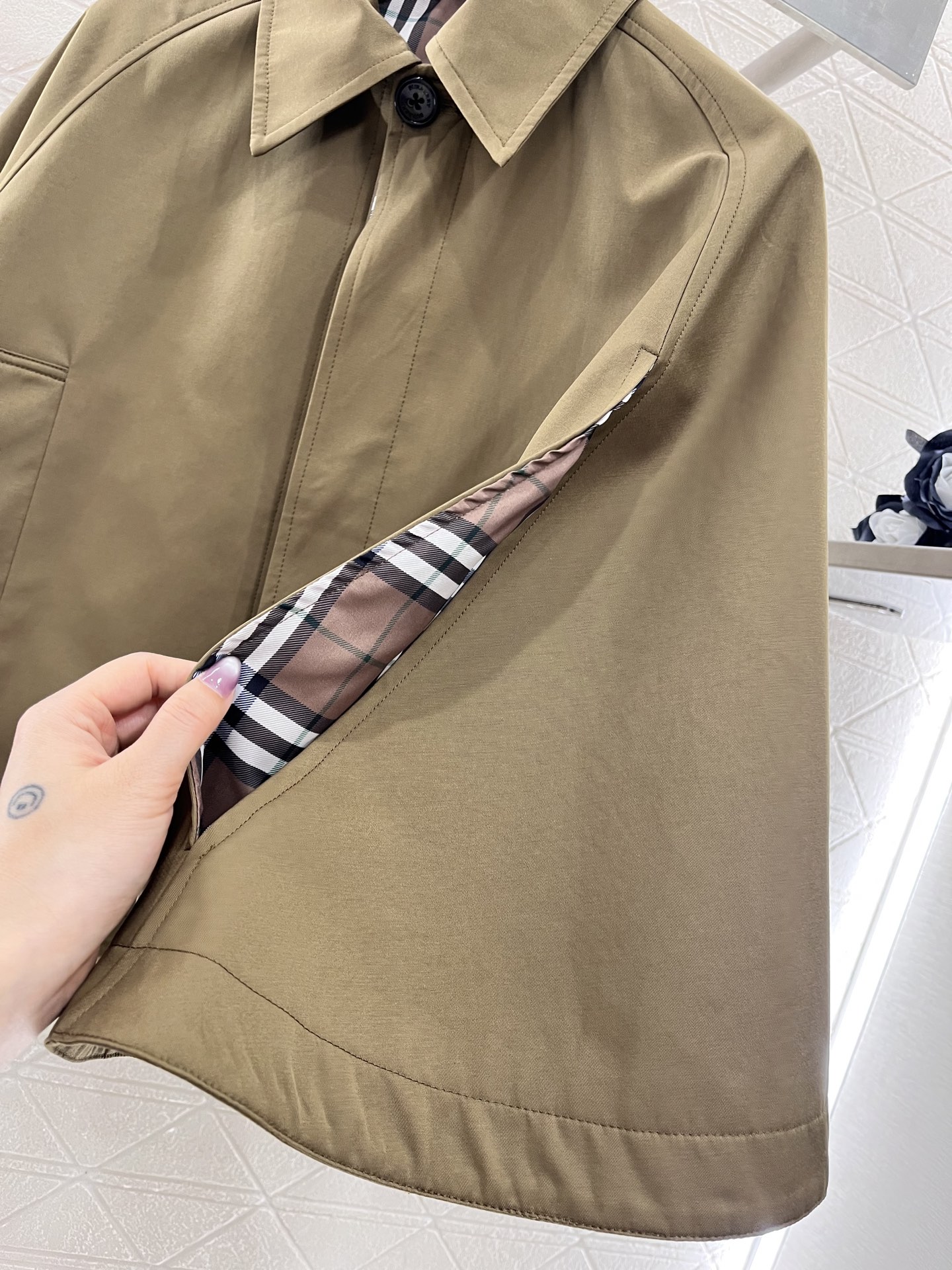 ♥Burberr*♥2025新品上架
    翻领落肩阔袖斗篷外套
定制YB进口风衣材质 质感舒适 防风