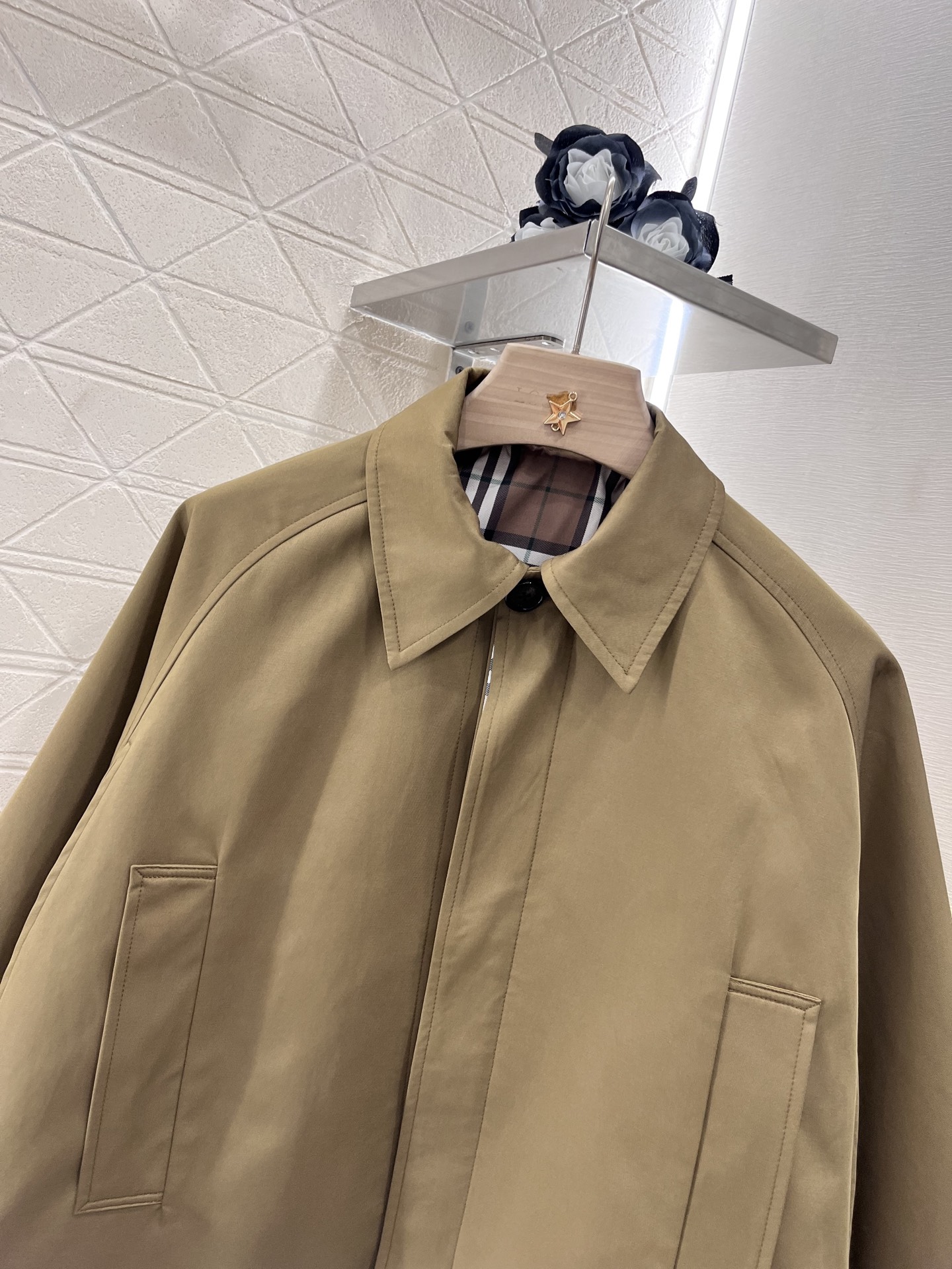 ♥Burberr*♥2025新品上架
    翻领落肩阔袖斗篷外套
定制YB进口风衣材质 质感舒适 防风
