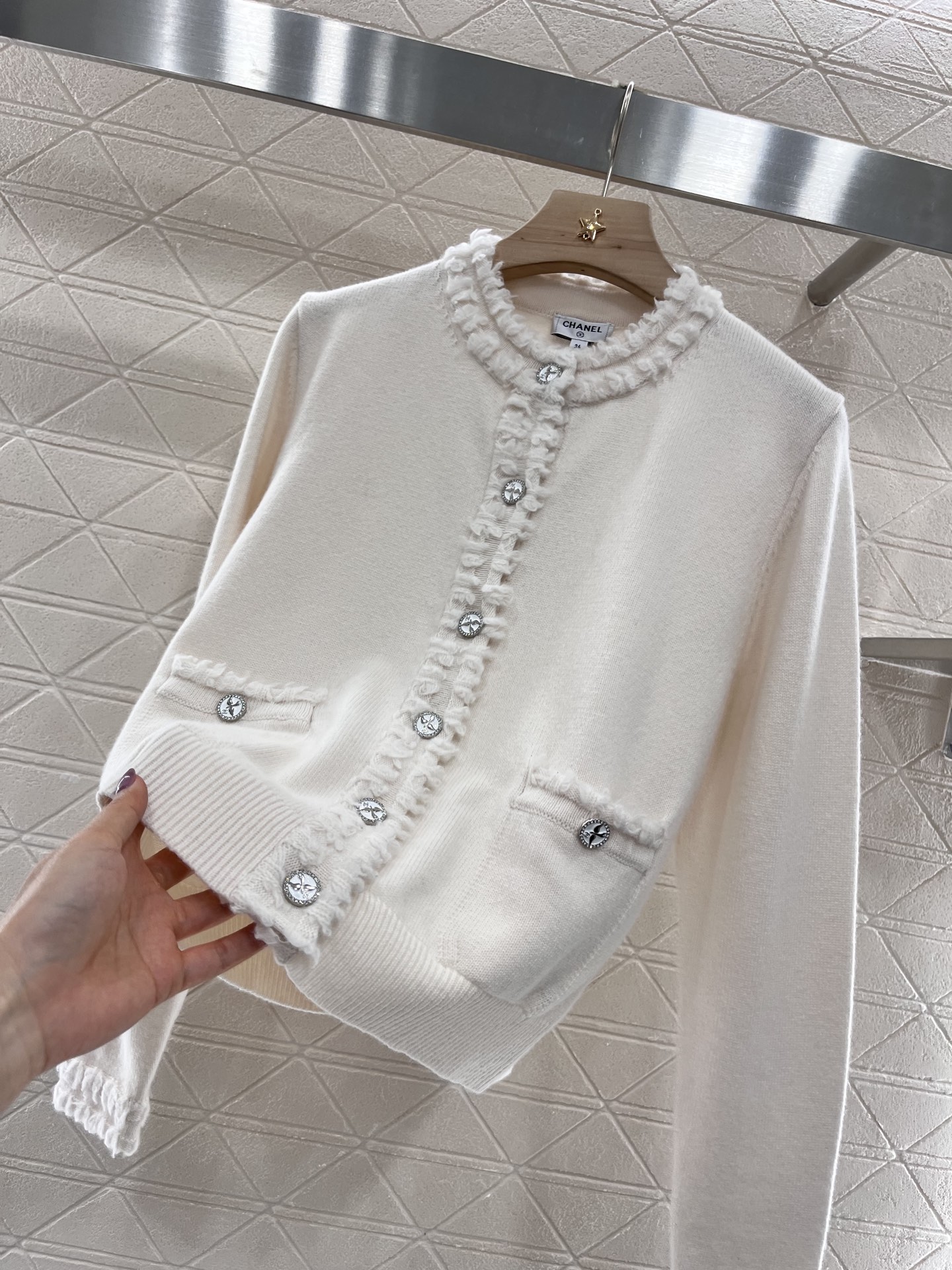 ♥Chane*♥2025新品上架
      花边针织开衫
定制YB羊绒纱线织造 质感高级舒适 圆领针织