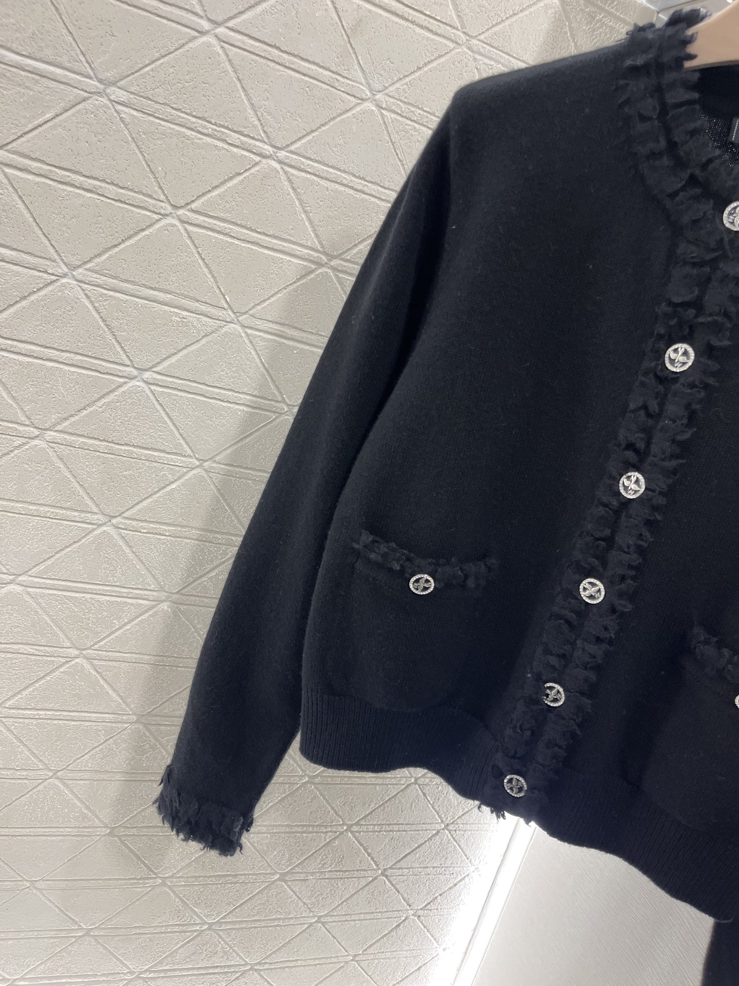 ♥Chane*♥2025新品上架
      花边针织开衫
定制YB羊绒纱线织造 质感高级舒适 圆领针织