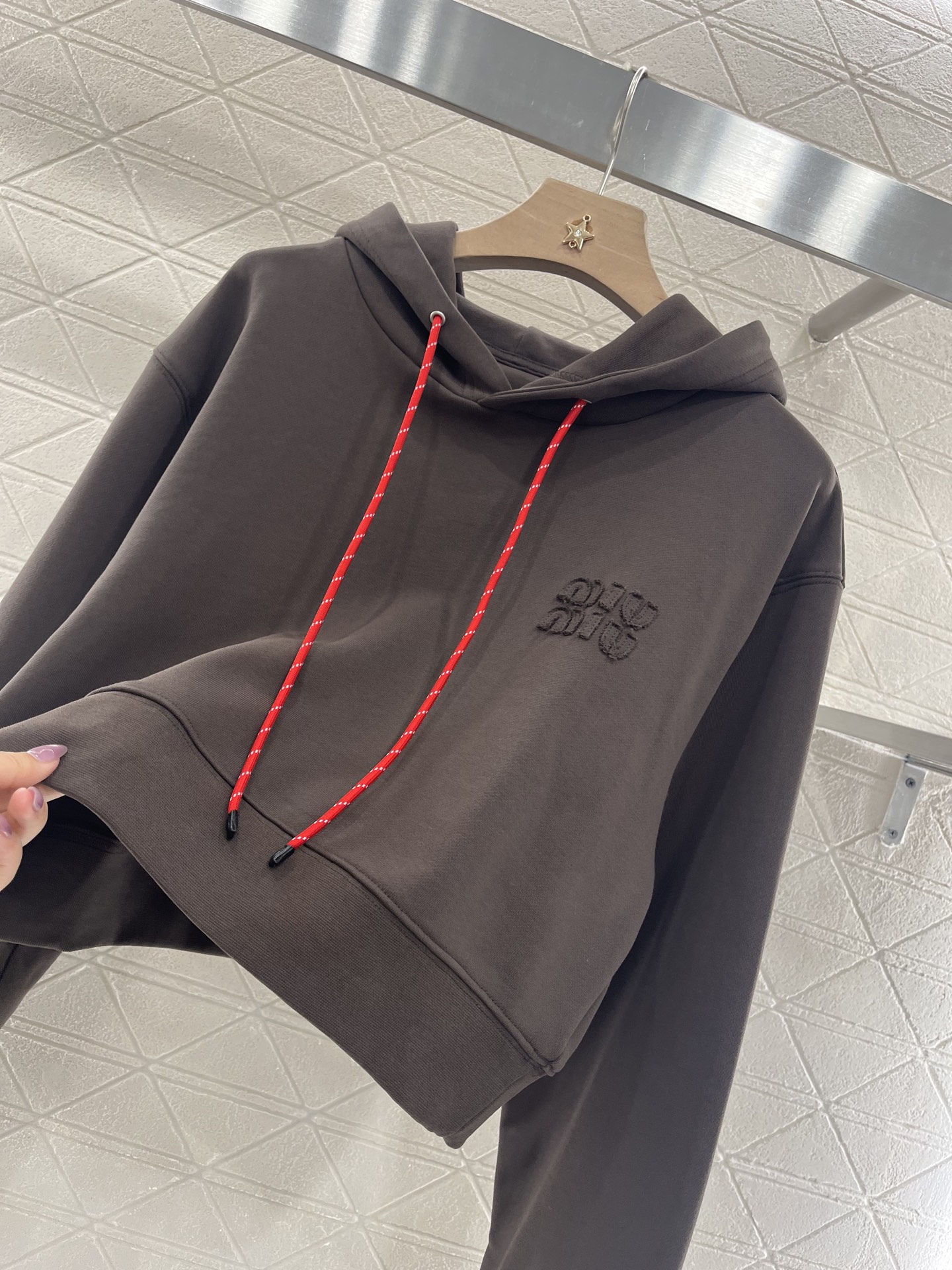 ♥Miumi*♥2025新品上架
  连帽字母卫衣短裤套装
定制YB原生全棉材质 柔软亲肤 久洗不易变形