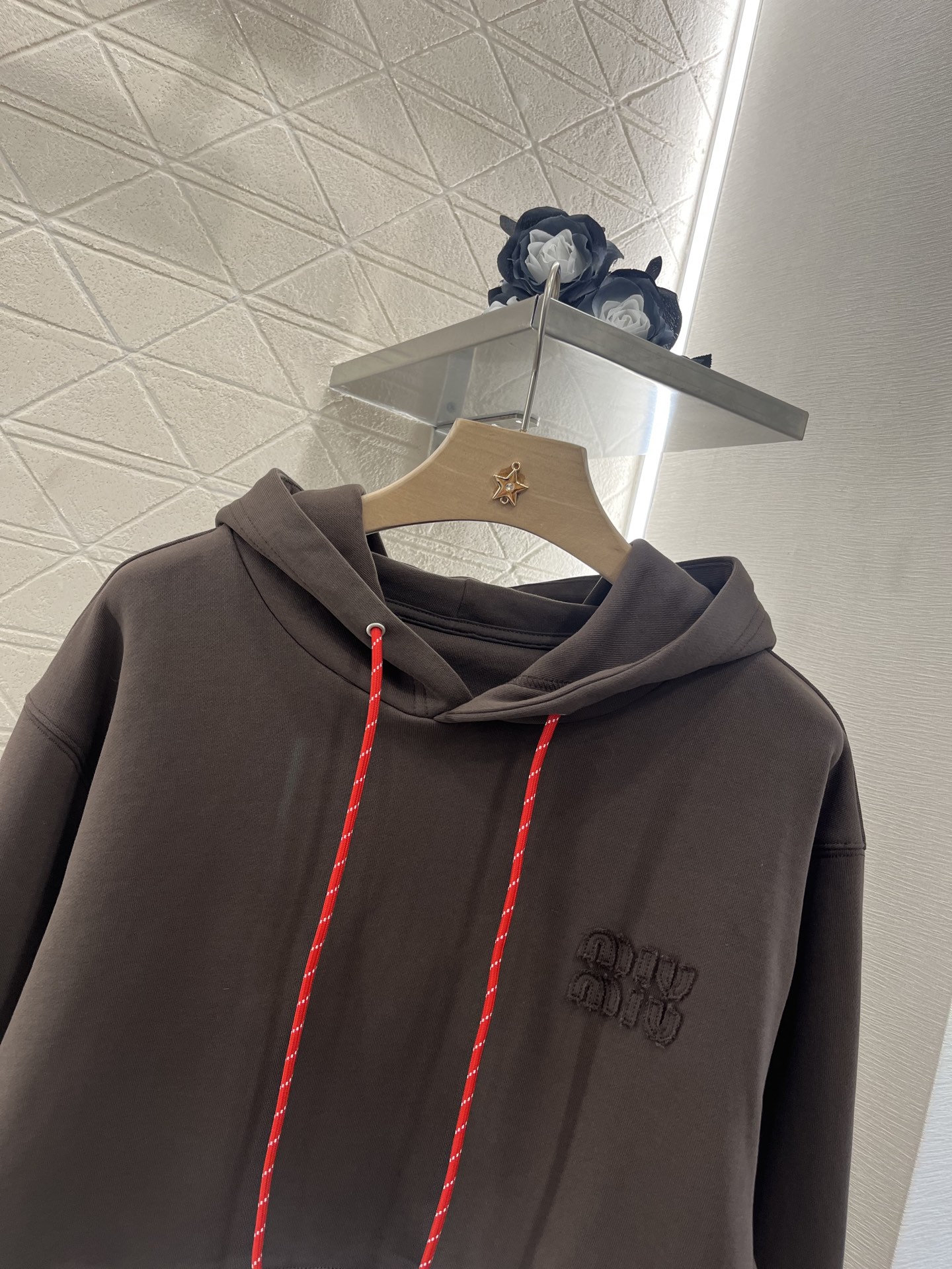 ♥Miumi*♥2025新品上架
  连帽字母卫衣短裤套装
定制YB原生全棉材质 柔软亲肤 久洗不易变形