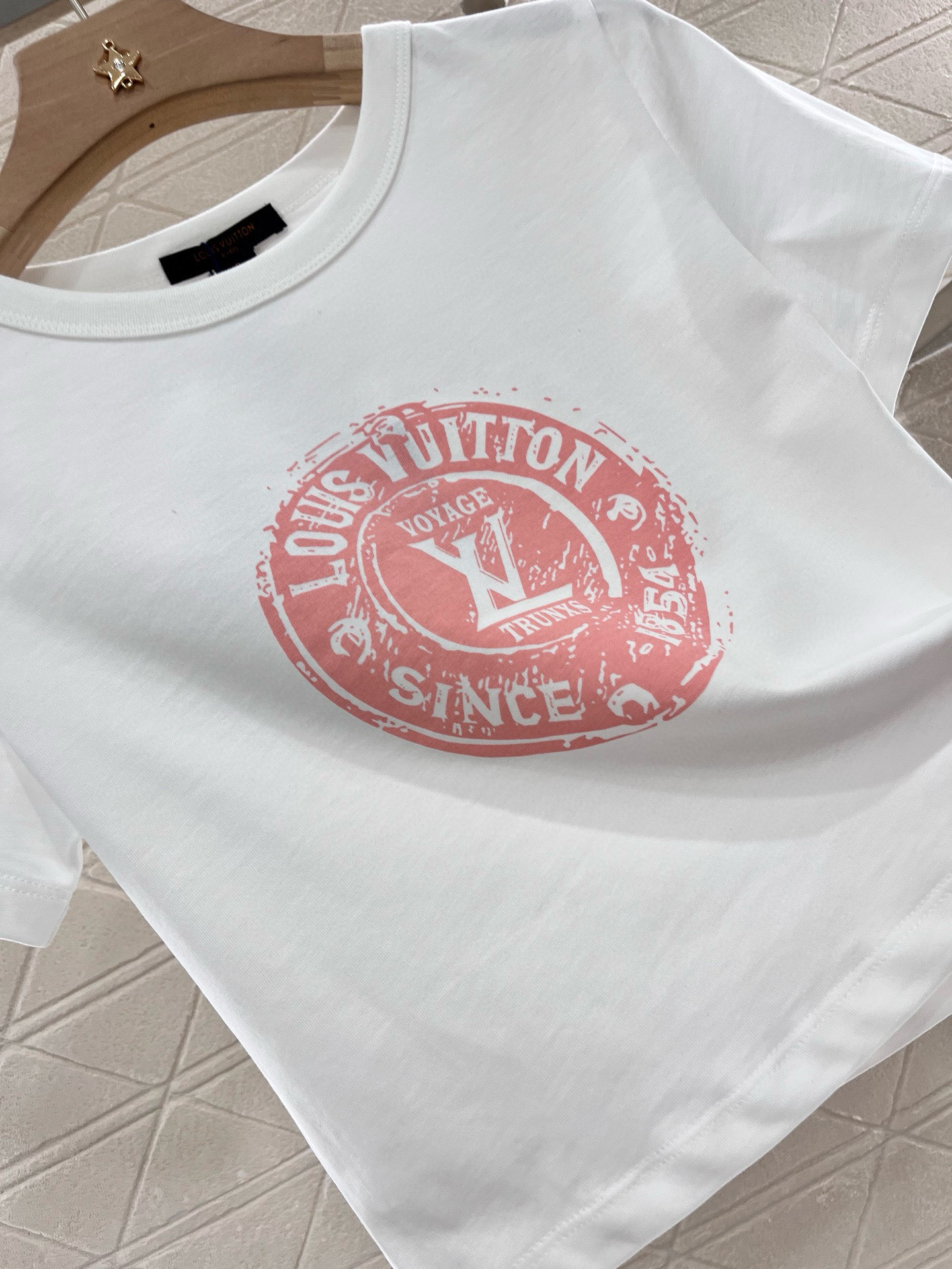 ♥Louis Vuitto*♥2025新品上架
      短款印花𝑇𝑒𝑒
定制YB原生全棉材质 透气舒